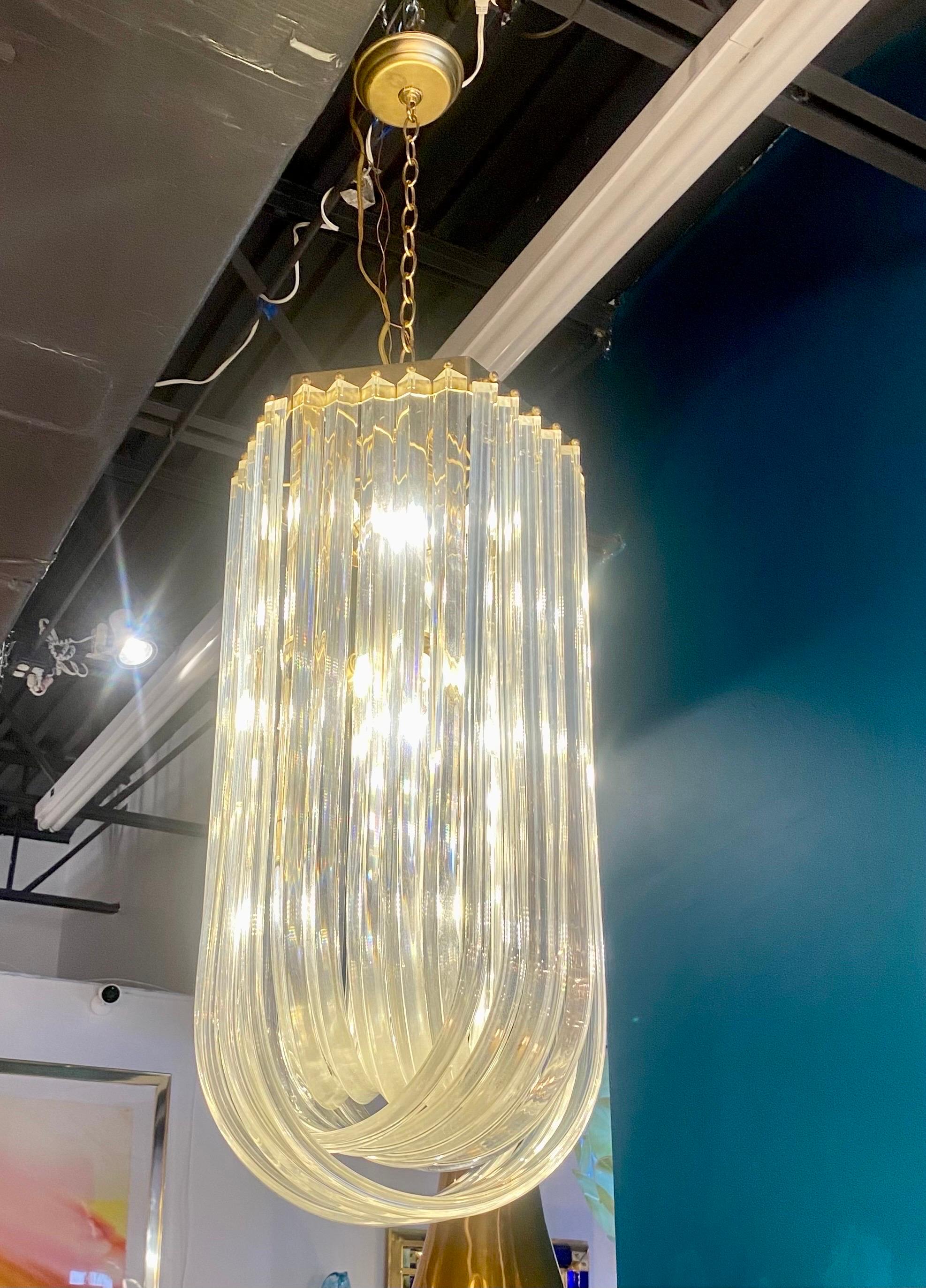 XX secolo Lampadario scultoreo extra large di metà secolo in lucite e ottone in vendita