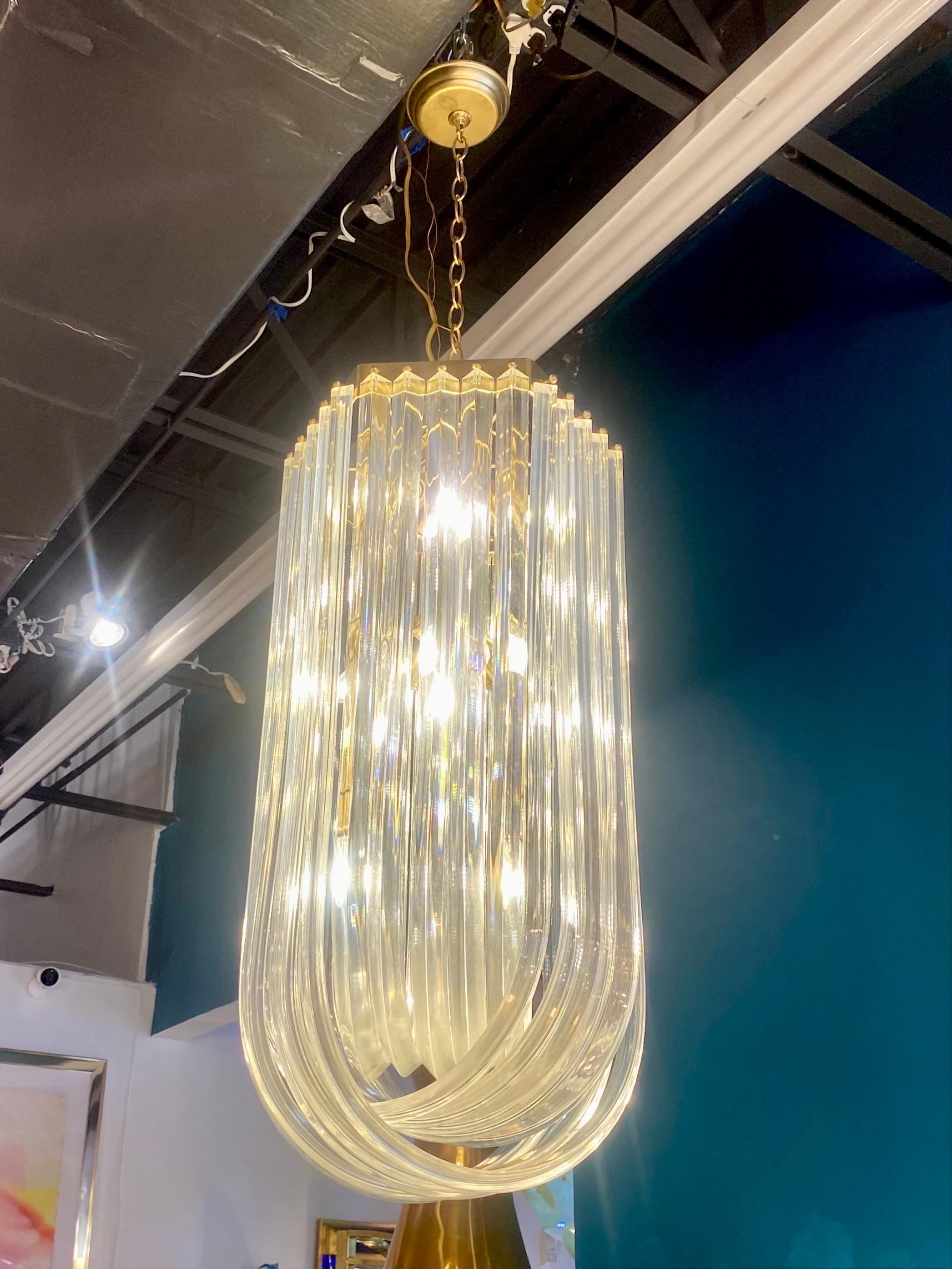 Ottone Lampadario scultoreo extra large di metà secolo in lucite e ottone in vendita