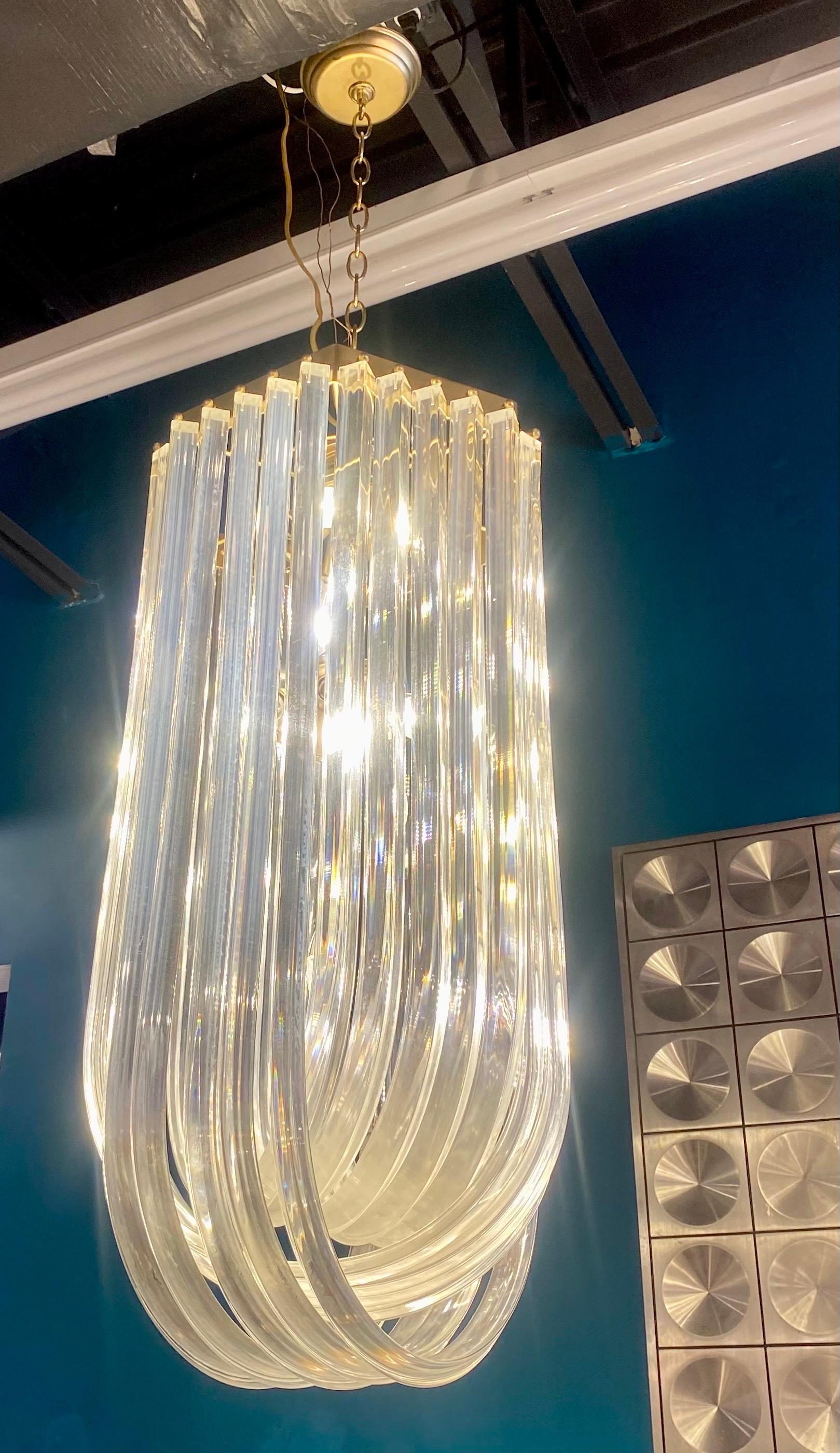 Lampadario scultoreo extra large di metà secolo in lucite e ottone in vendita 1