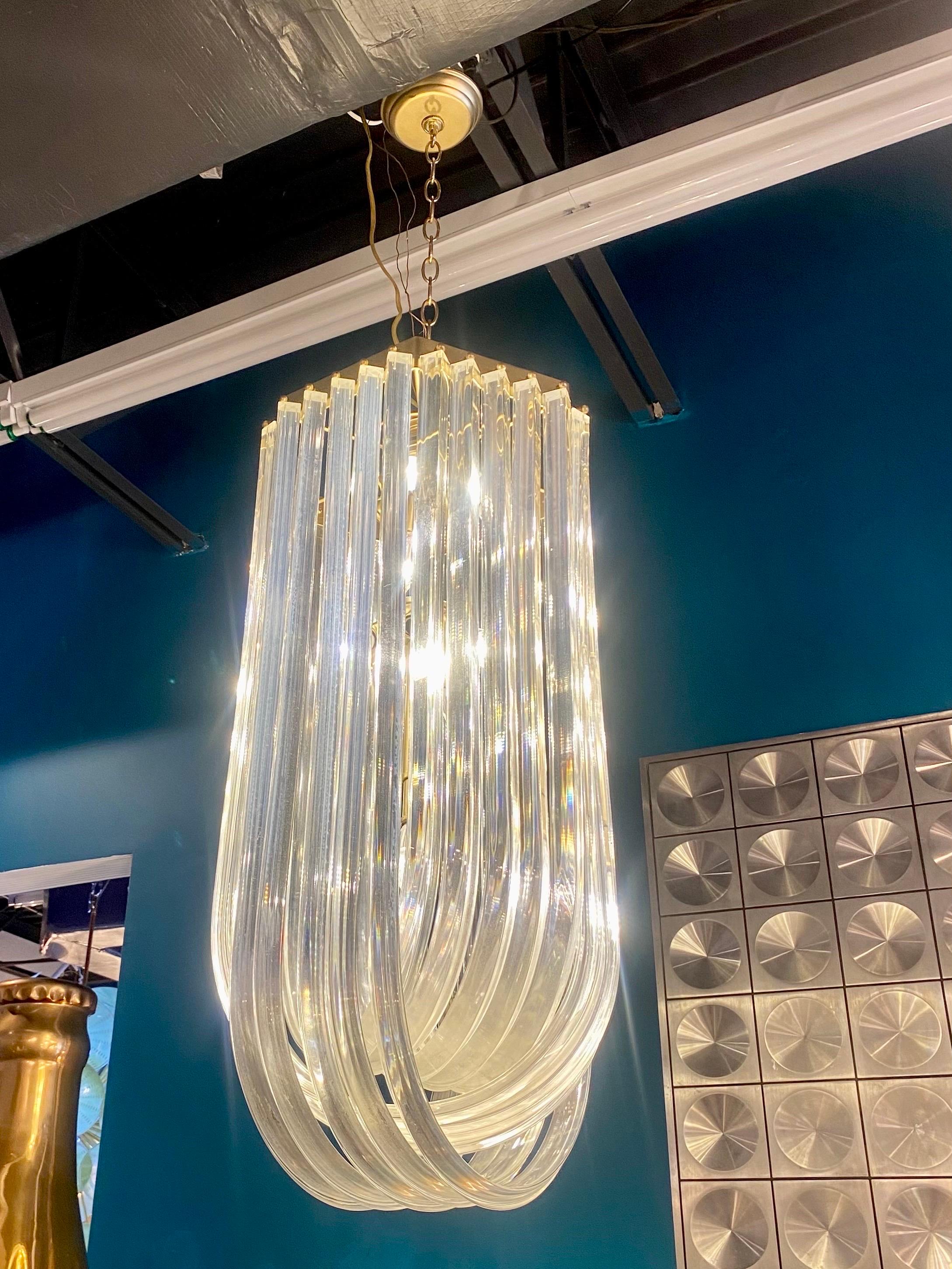 Lampadario scultoreo extra large di metà secolo in lucite e ottone in vendita 2