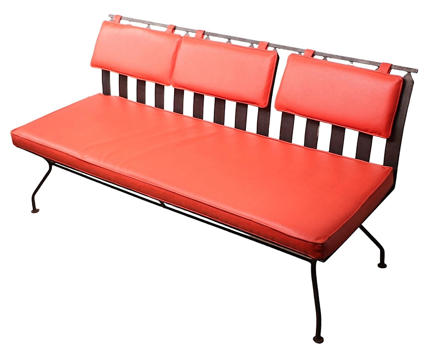 Extra large Mid Century  Courroie en métal et fer forgé Woodard  Canapé Bon état - En vente à New York, NY