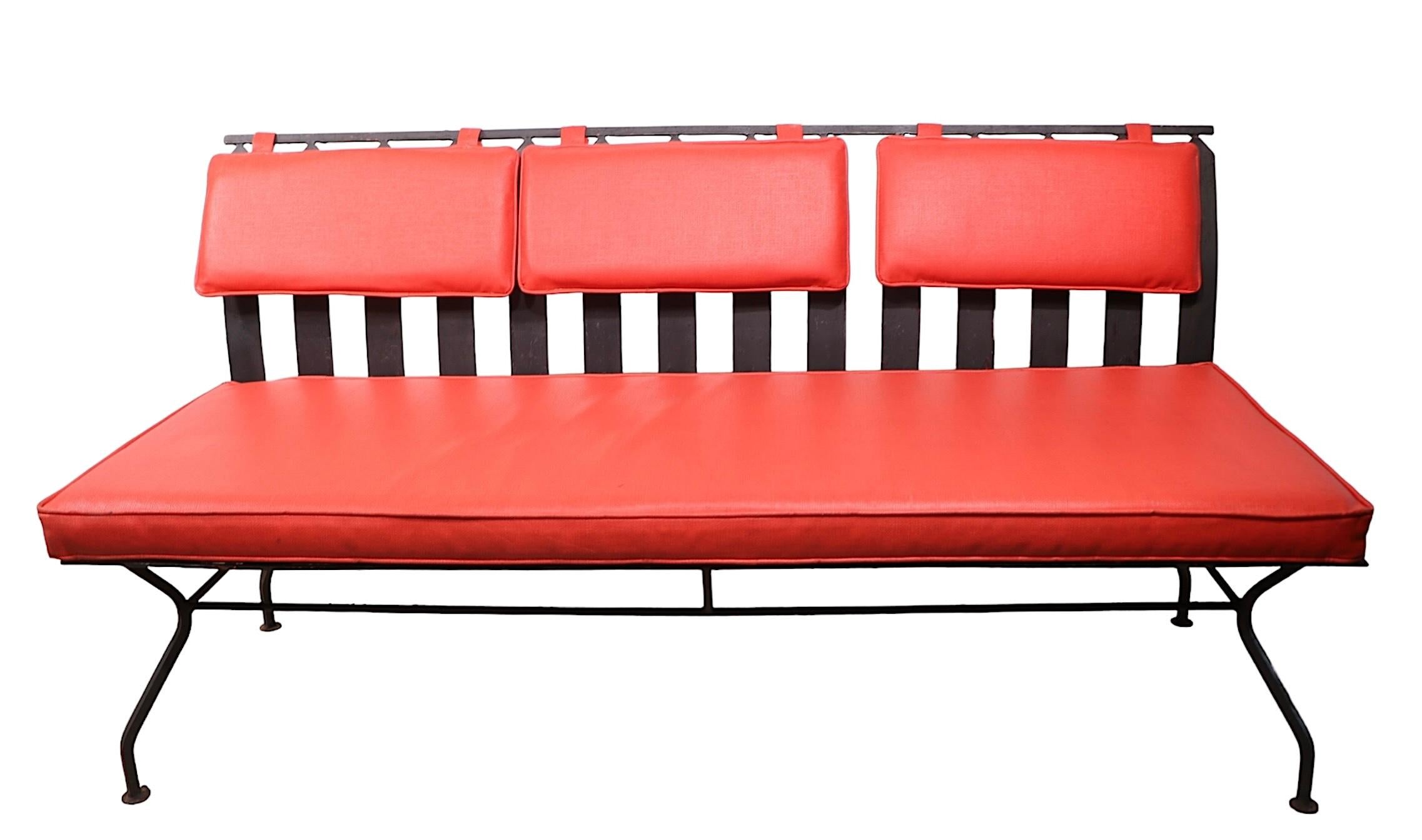 20ième siècle Extra large Mid Century  Courroie en métal et fer forgé Woodard  Canapé en vente