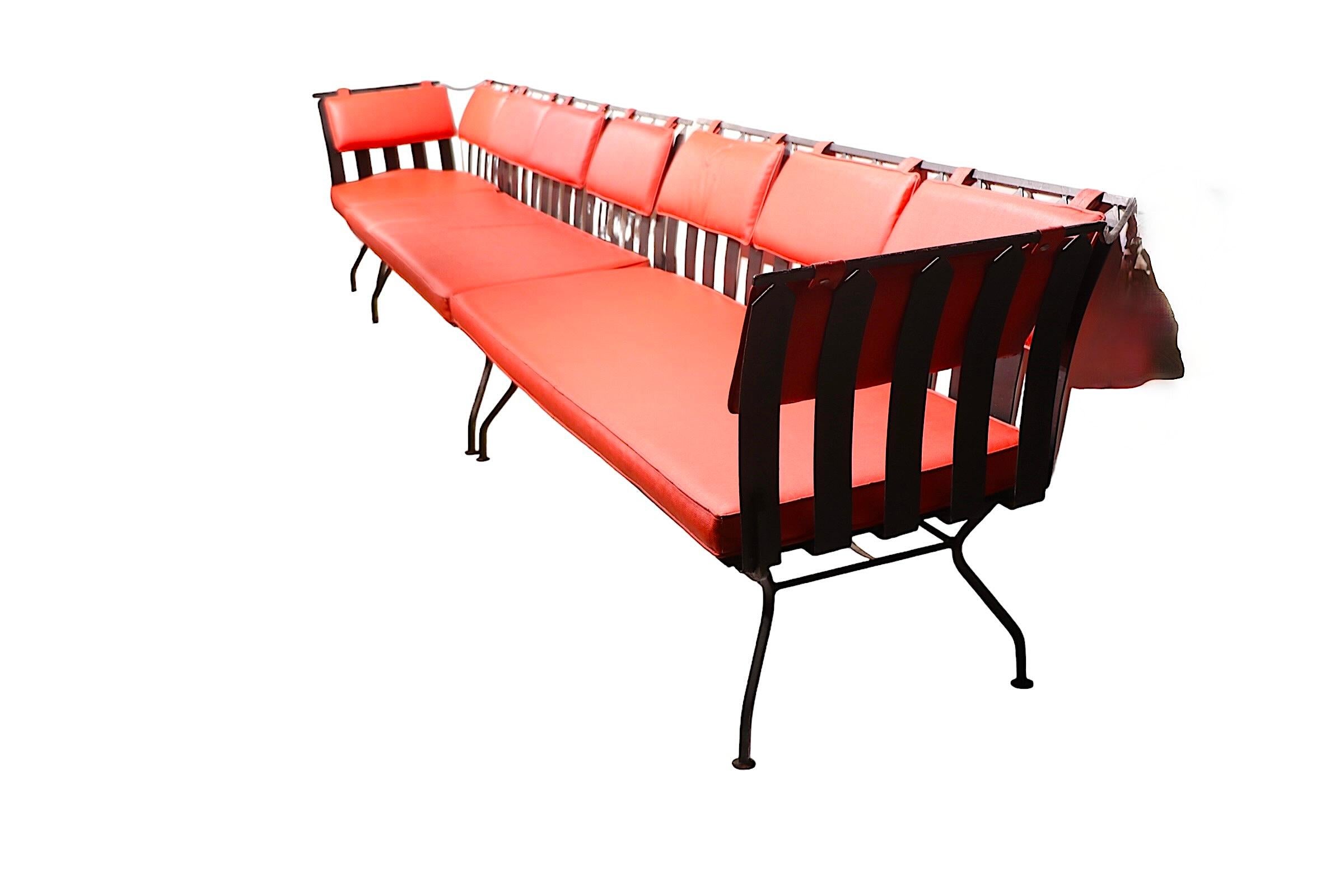 Naugahyde Extra large Mid Century  Courroie en métal et fer forgé Woodard  Canapé en vente