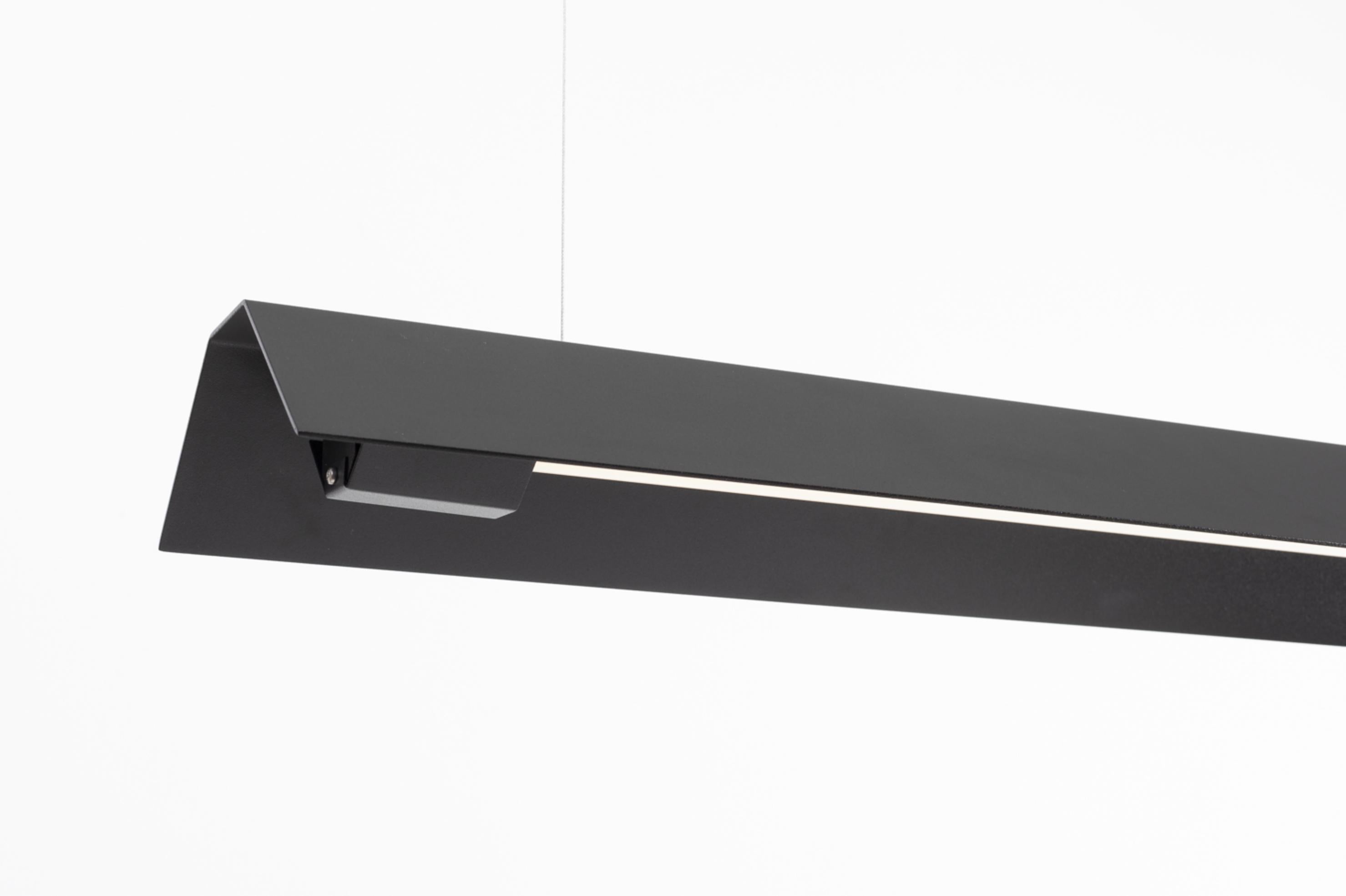 Lampada a sospensione extra large Misalliance Ral jet black di Lexavala
Dimensioni: D 16 x L 160 x H 8 cm
Materiali: alluminio verniciato a polvere.

Ci sono due lunghezze di coperture per le prese, che si estendono sopra il LED. Due corti si