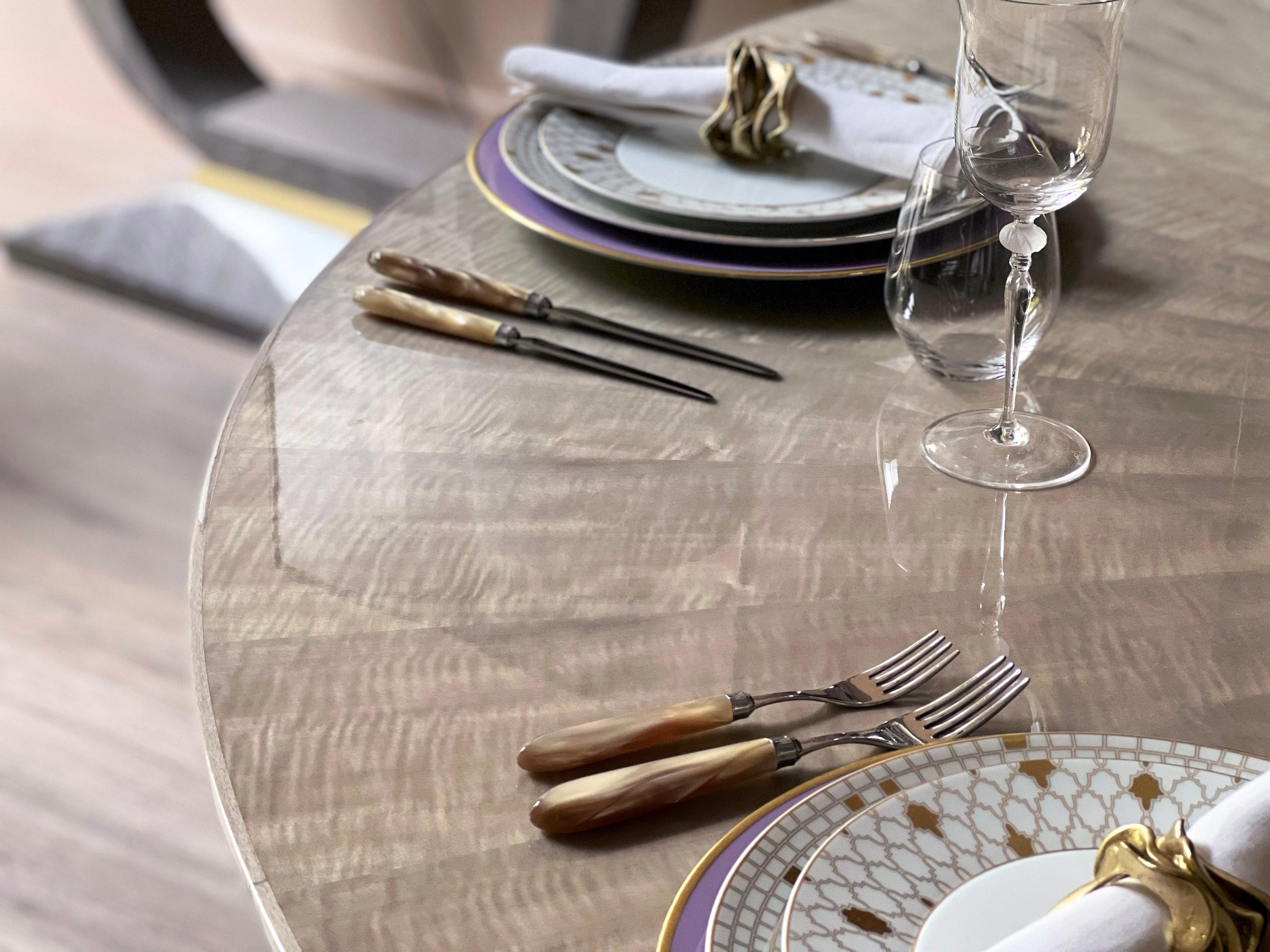 Der Elystan Dining Table von Davidson London ist ein Esstisch, der modernen Luxus und Funktionalität in sich vereint. 

Der Elystan kombiniert das glänzende Anegre-Holz in Shadow Grey mit einem strapazierfähigen und kratzfesten Hochglanzlack, damit