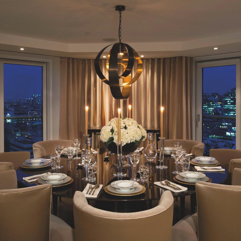 Der Elystan Dining Table von Davidson London ist ein Esstisch, der modernen Luxus und Funktionalität in sich vereint. 

Der Elystan kombiniert glänzendes, schwarzes Sycamore-Furnier mit einem strapazierfähigen und kratzfesten Hochglanzlack, damit