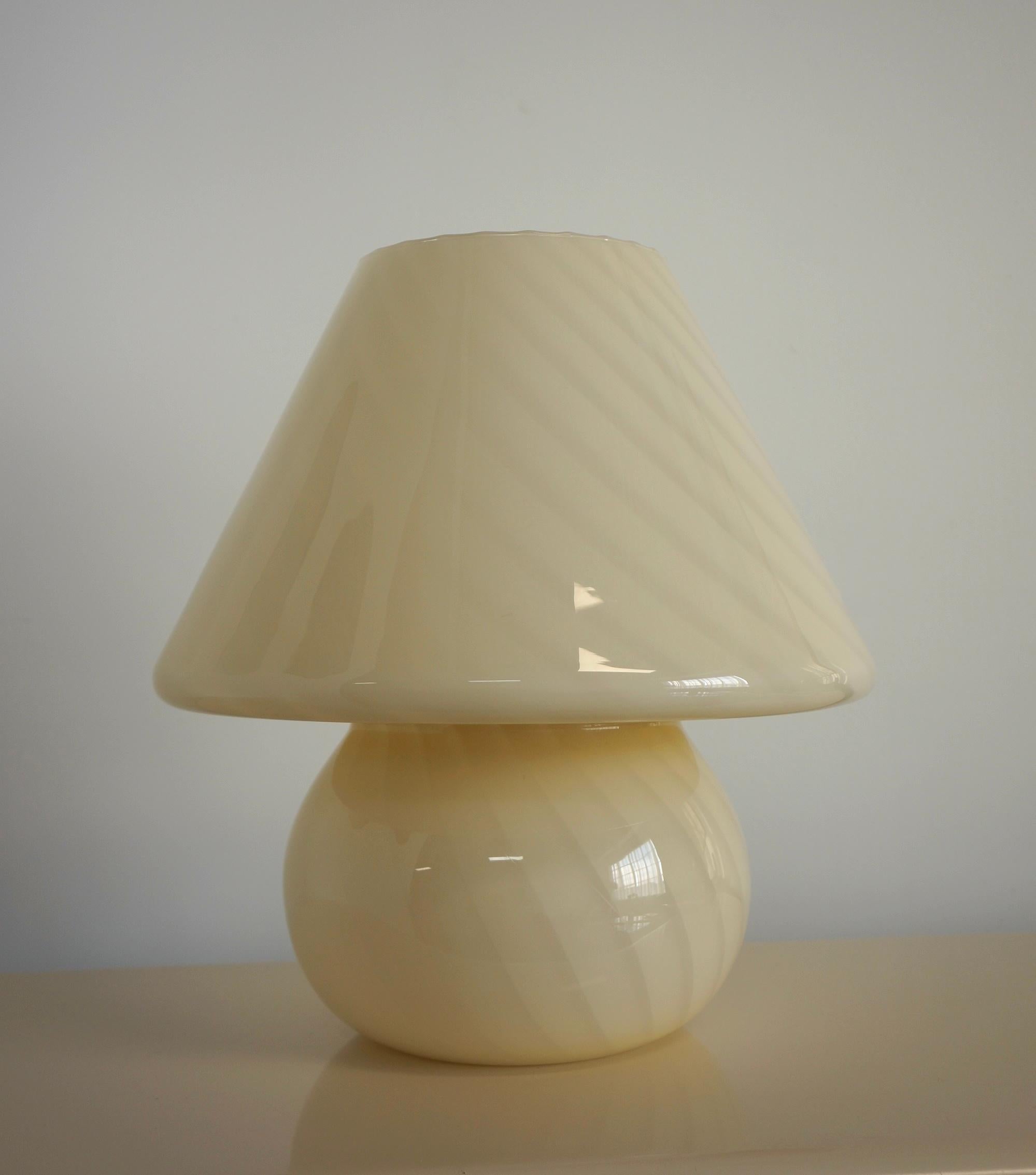 Très grande lampe champignon crème de Murano réalisée dans la technique du tourbillon. Le verre d'art de Murano est considéré comme l'un des verres d'art les plus travaillés au monde et il est fabriqué avec un niveau de détail incroyable. Les lampes