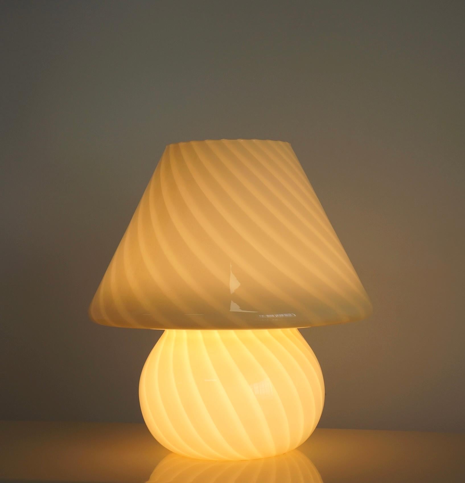 Lámpara seta extragrande de cristal artístico de Murano en color crema Moderno de mediados de siglo en venta