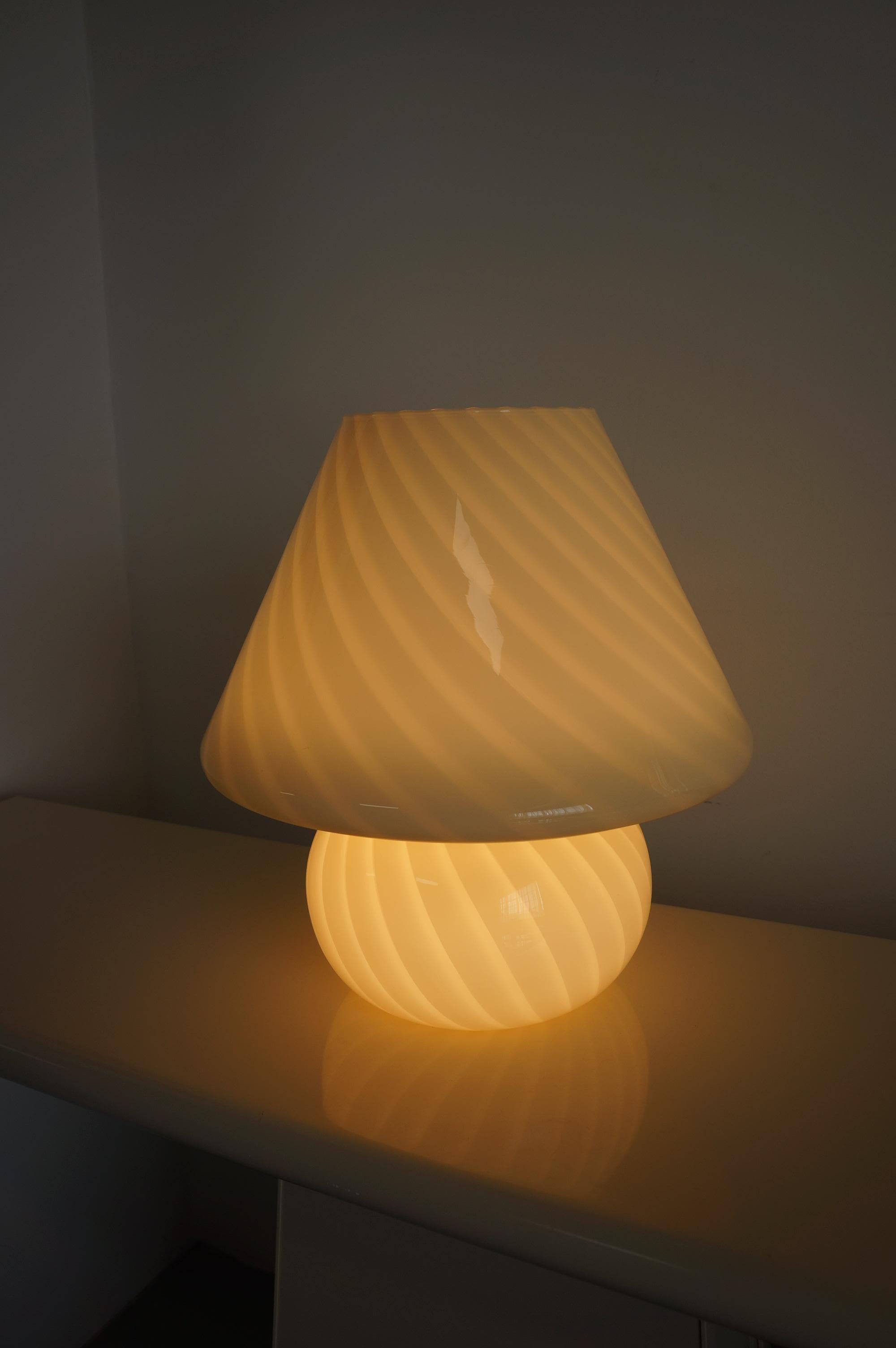 Lámpara seta extragrande de cristal artístico de Murano en color crema Italiano en venta