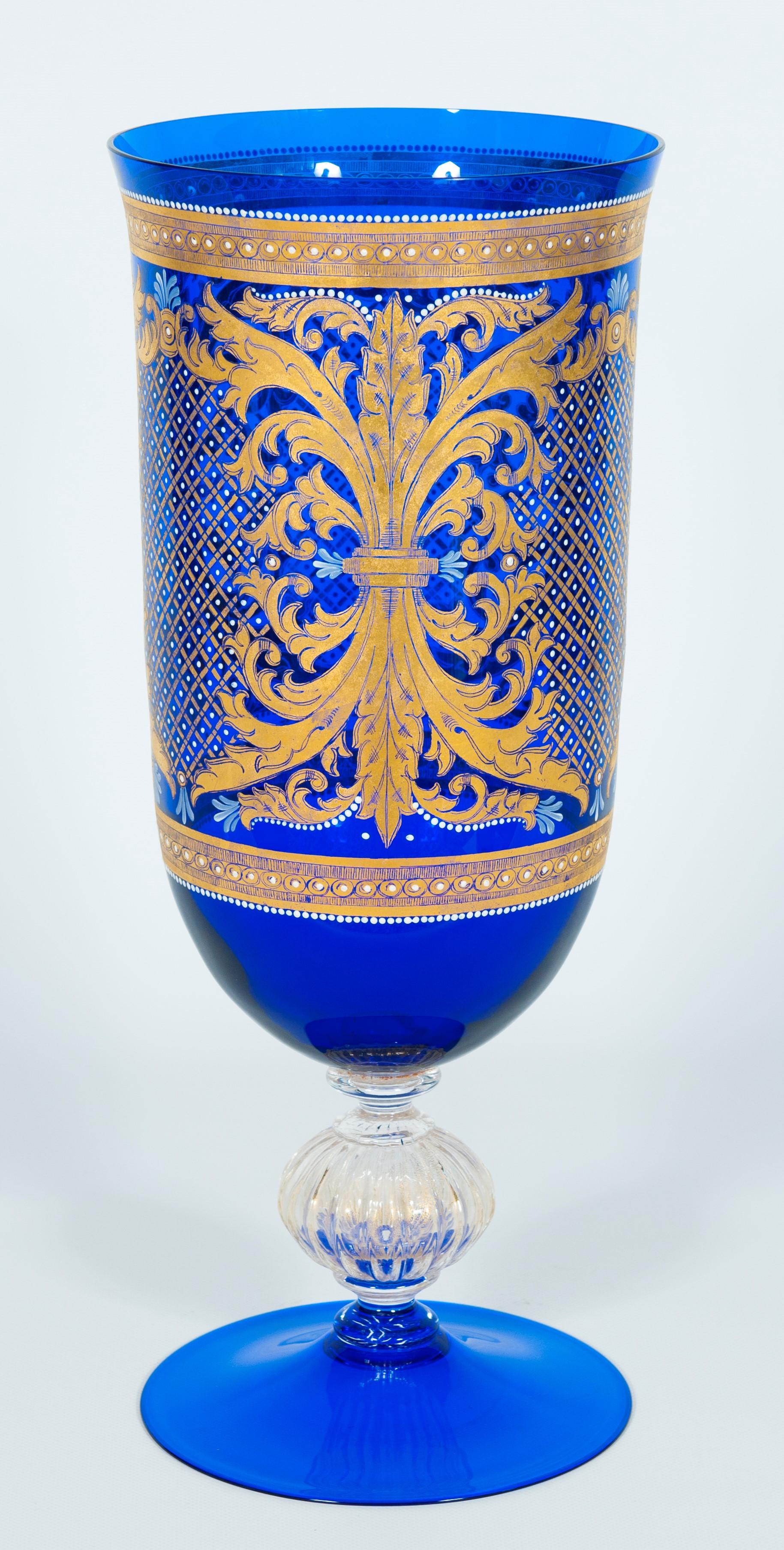 Extra-large Murano glass cup with 24-carat gold decorations, Italy, 1960s.
This enchanting artpiece was entirely handcrafted in the island of Murano in the 1960s, and it is a uniquely refined example of the best Venetian glassblowing tradition. It