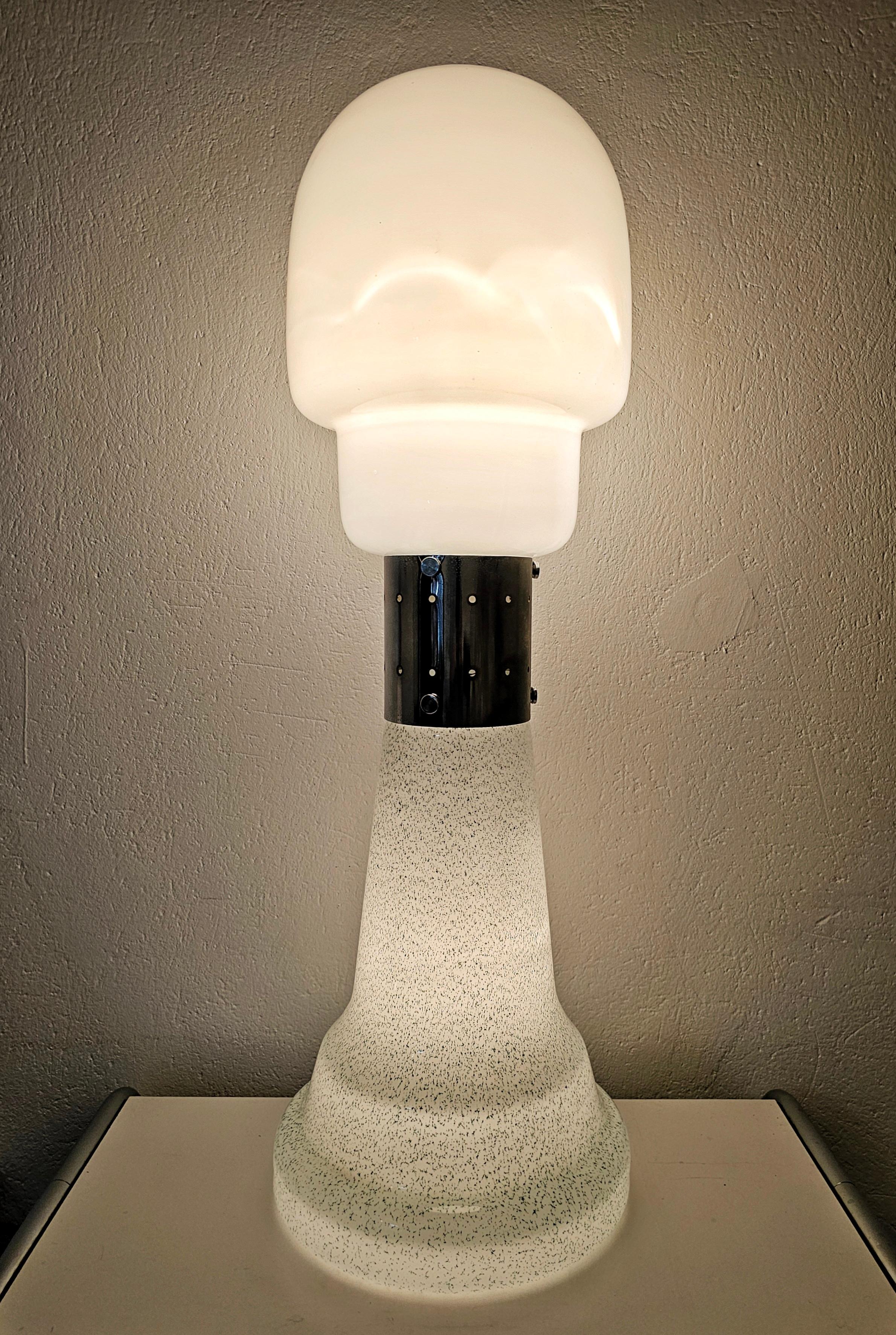 Vous trouverez dans cette liste un spectaculaire lampadaire en verre de Murano conçu par Carlo Nason pour Mazzega. Whiting se compose de deux grandes pièces de verre, la pièce supérieure en blanc et la pièce inférieure en verre de Murano blanc et