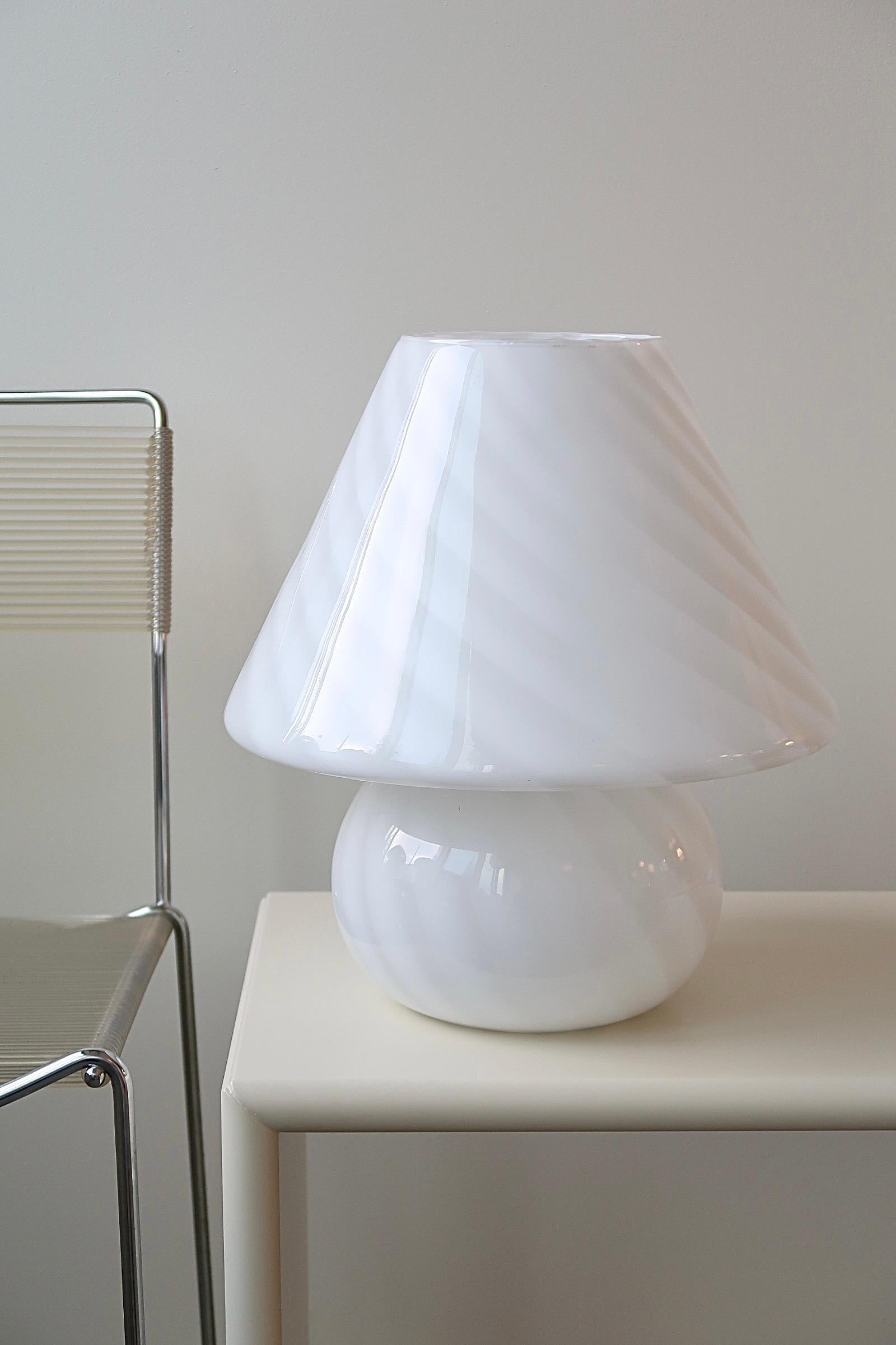 Extra large vintage Murano mushroom lamp with swirl. Mouth blown in white glass. Handmade in Italy, 1970s, and comes with new white cord. ??

H:40cm D:35cm