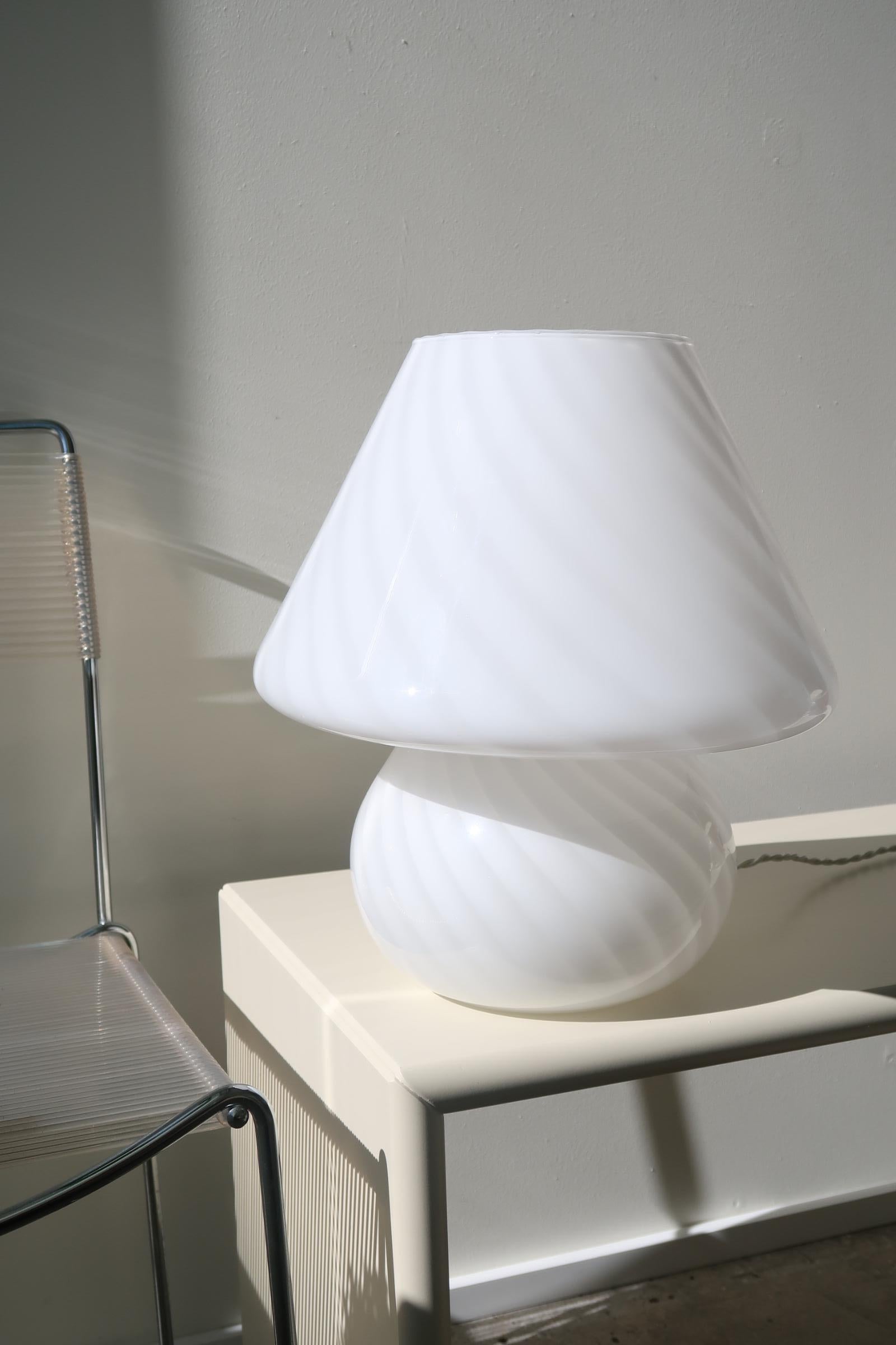Vintage large Murano white mushroom table lamp with swirl pattern. Mouth blown in one piece of glass. Gives a very nice light. Handmade in Italy, 1970s.
Measures: H: 38 cm D: 33 cm.