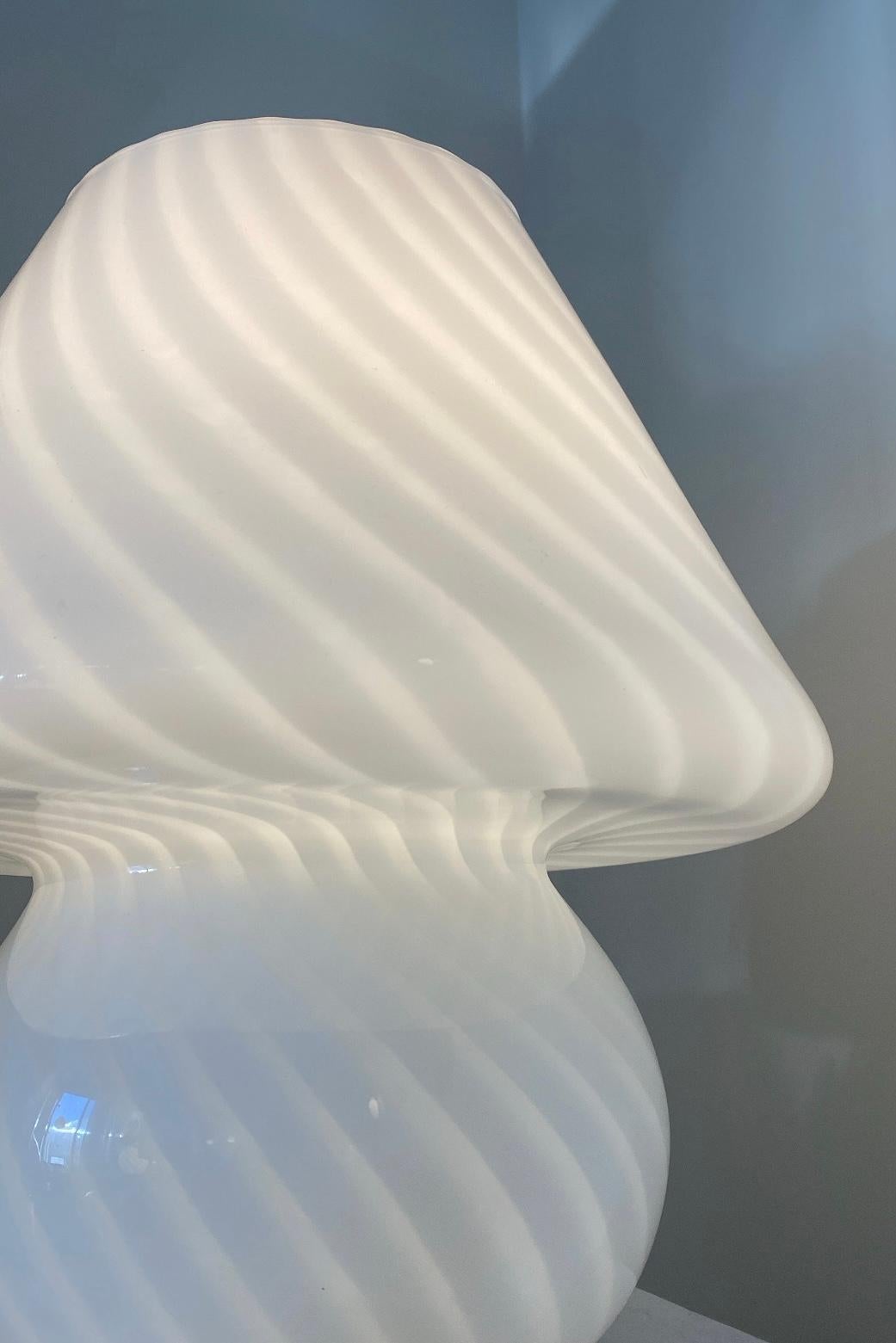 Große Pilzlampe aus mundgeblasenem italienischem Muranoglas mit weißem Wirbel, 1970er Jahre 3