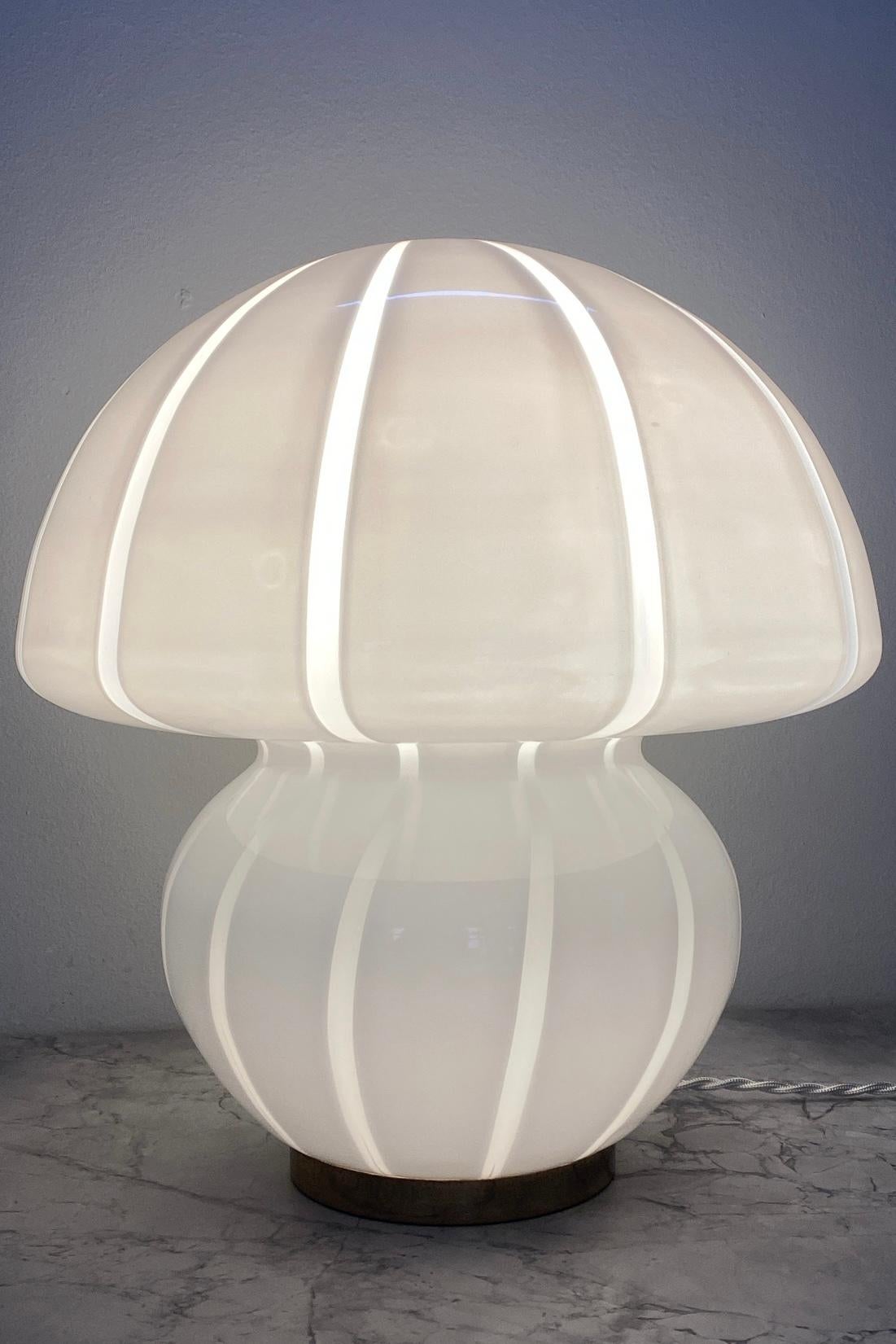 Très grande lampe champignon vintage de Murano. Verre opalin blanc soufflé à la bouche. Fabriqué à la main en Italie, dans les années 1970, et livré avec un nouveau cordon blanc. 

H:38 cm D:34 cm