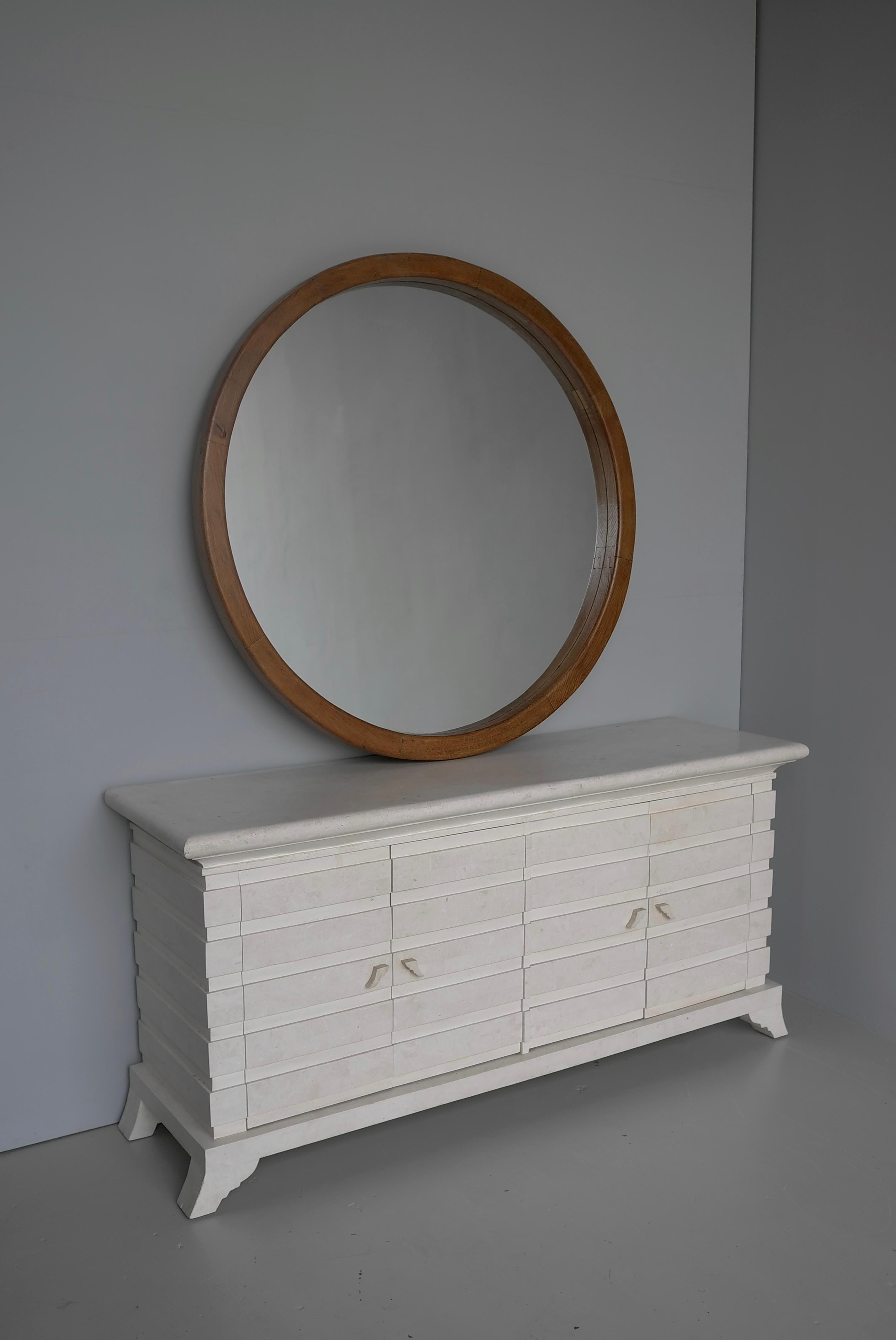Très grand miroir mural rond dans le style de Pierre Chapo, France, années 1960 Bon état - En vente à Den Haag, NL
