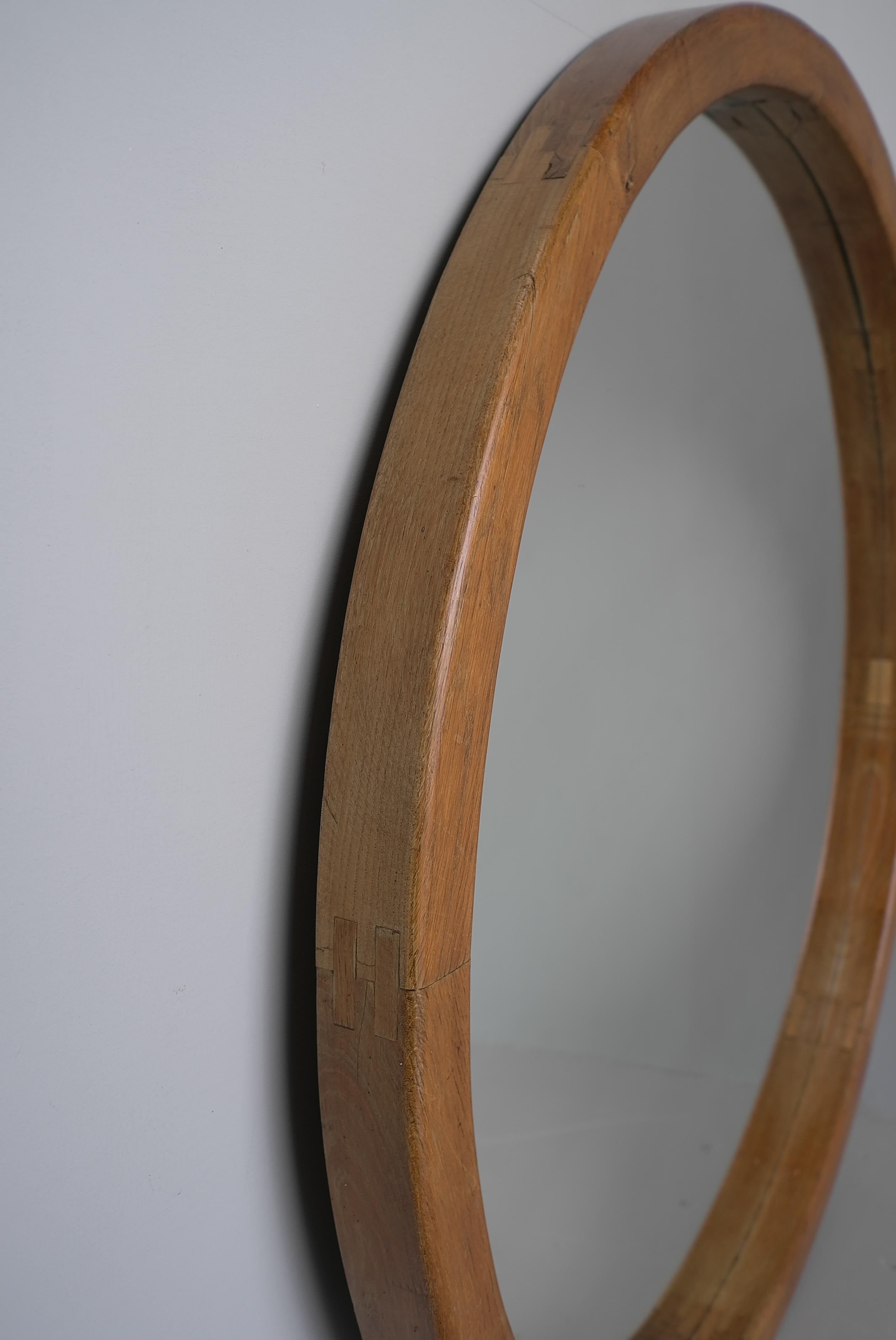 Milieu du XXe siècle Très grand miroir mural rond dans le style de Pierre Chapo, France, années 1960 en vente