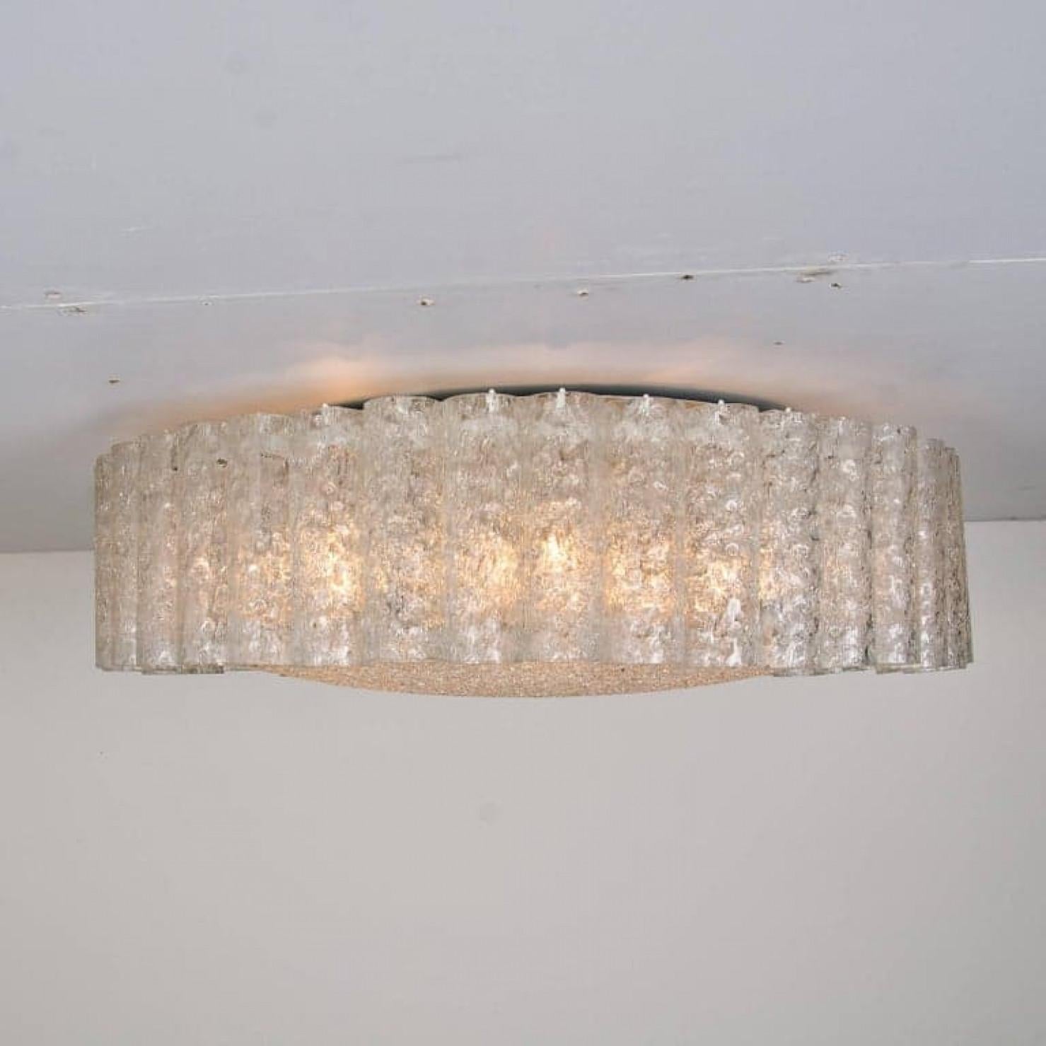Mid-Century Modern Très grand luminaire encastré en verre organique et laiton de Doria, 1970 en vente