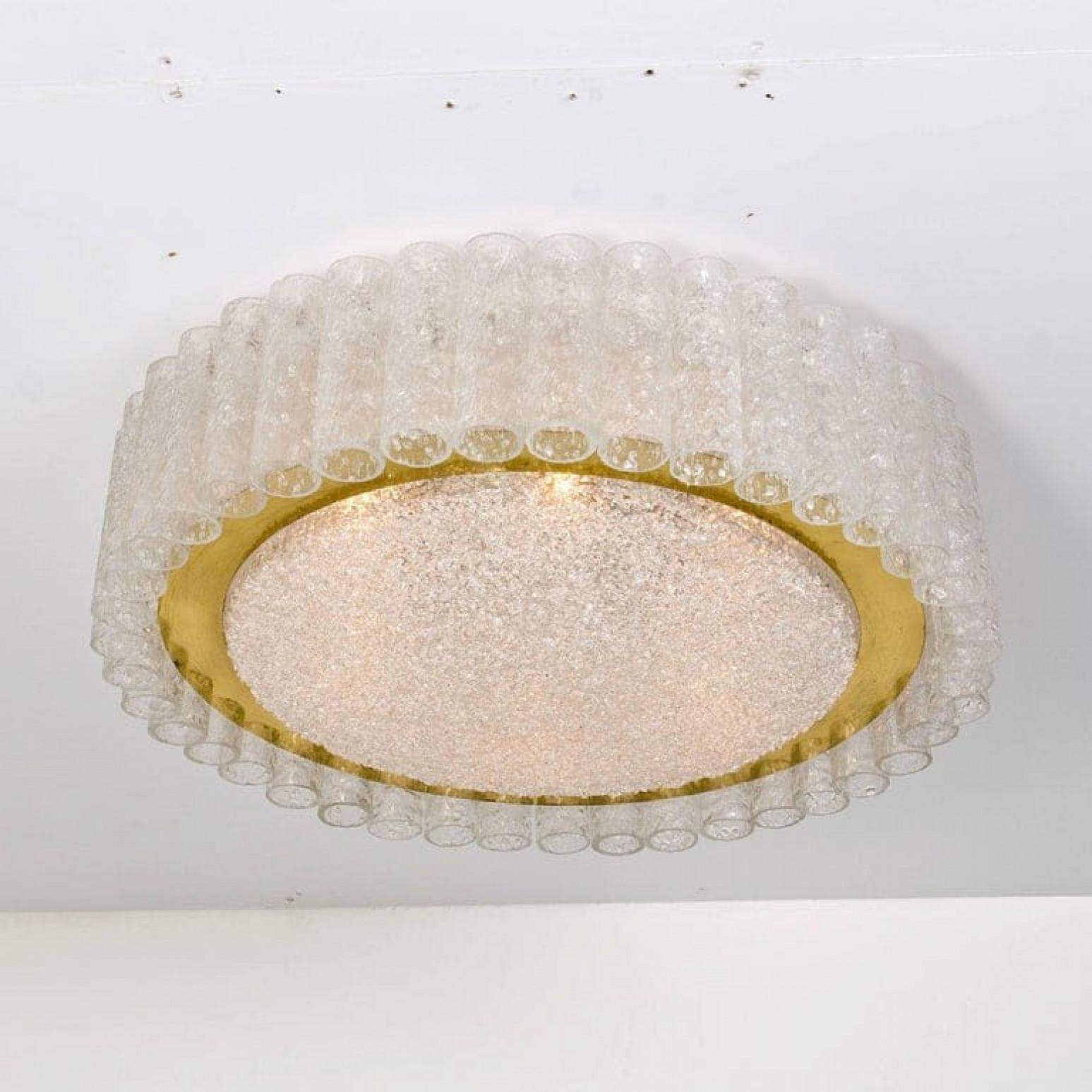 Autre Très grand luminaire encastré en verre organique et laiton de Doria, 1970 en vente
