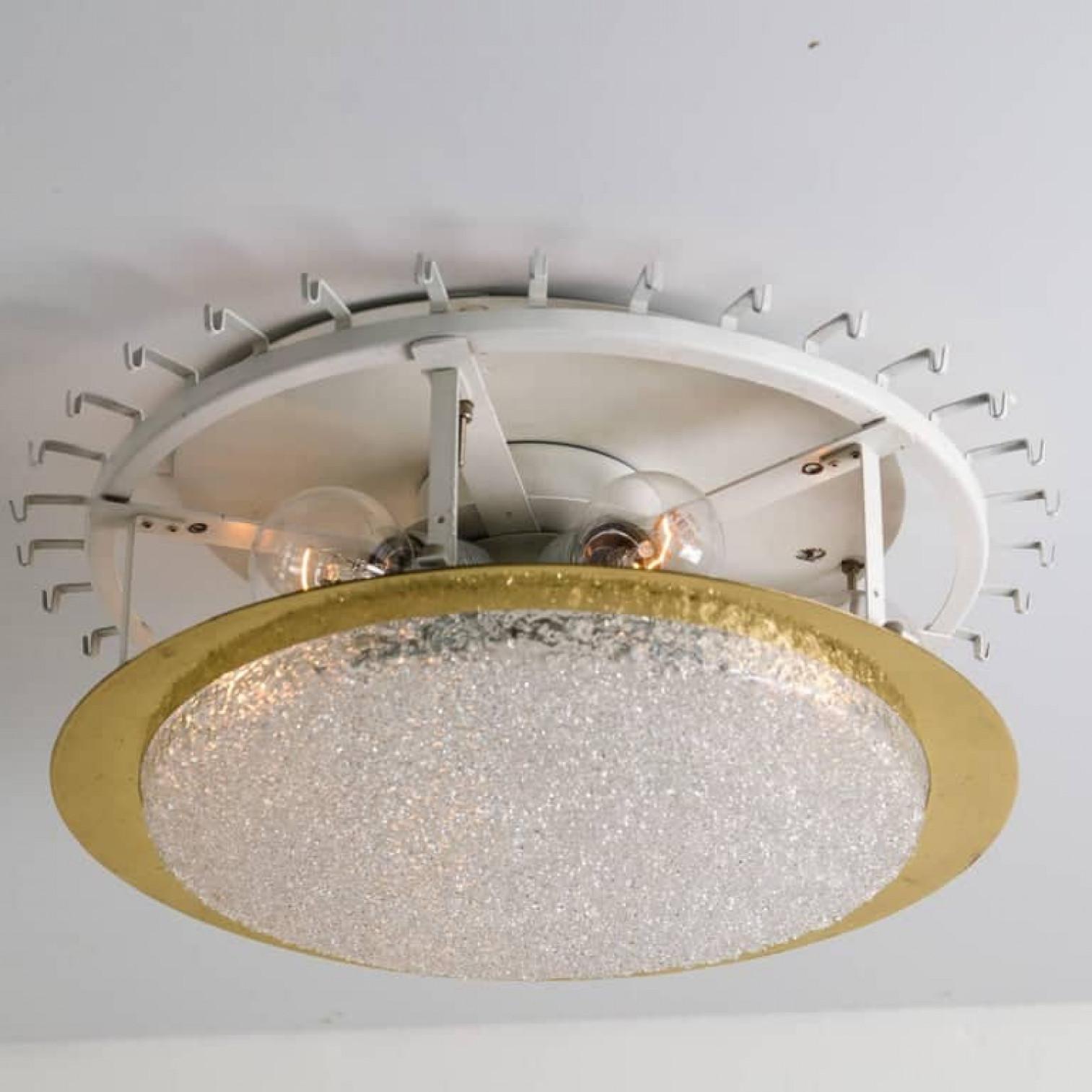 Très grand luminaire encastré en verre organique et laiton de Doria, 1970 Bon état - En vente à Rijssen, NL