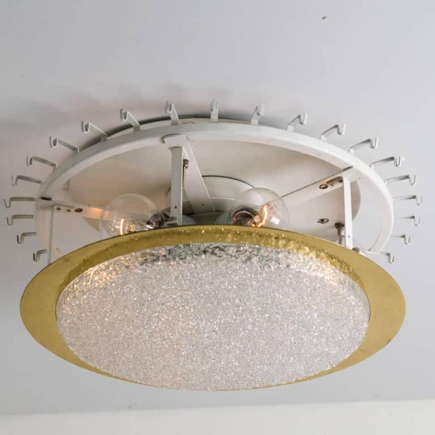 20ième siècle Très grand luminaire encastré en verre organique et laiton de Doria, 1970 en vente