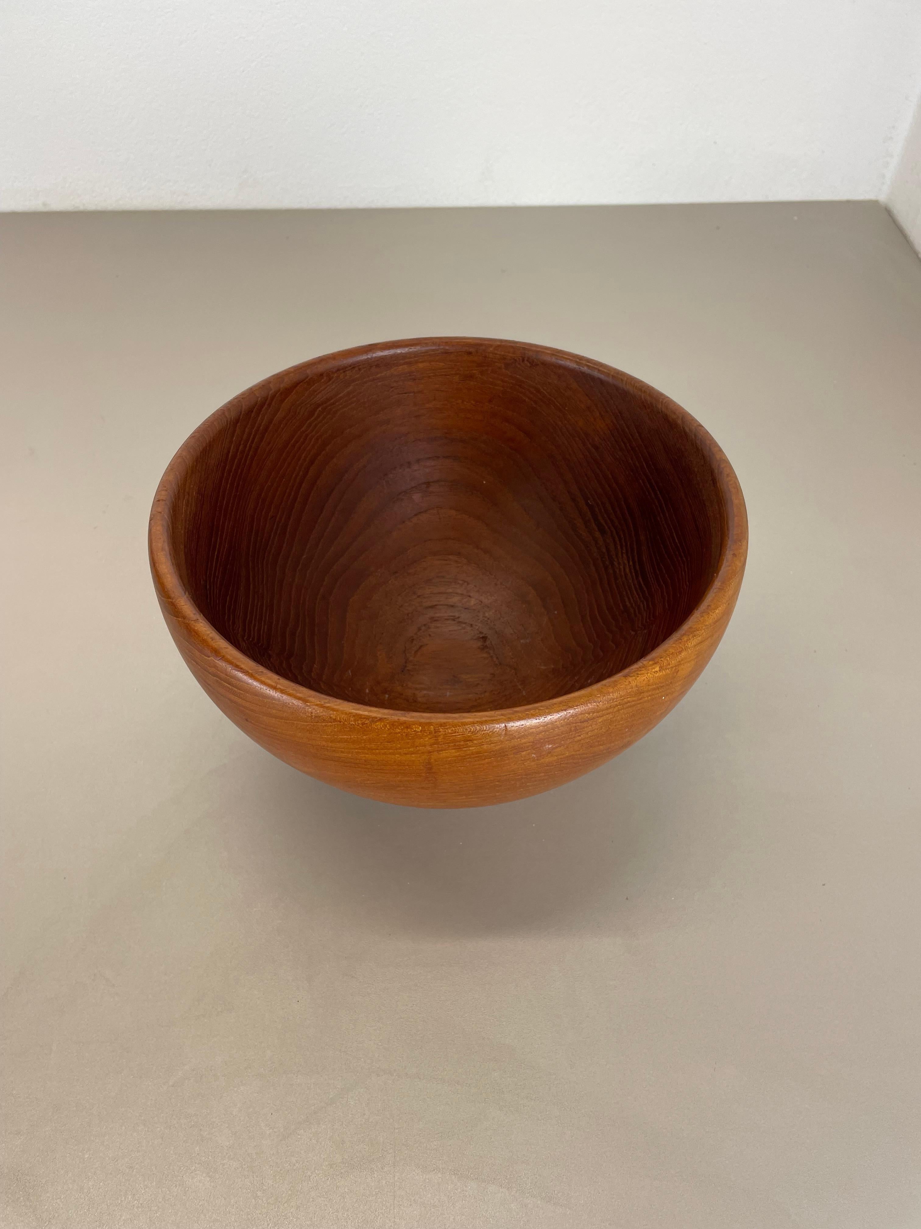 Extra Large Original Vintage Shell Bowl in Solid Teak Wood, Austria, 1970s In Good Condition For Sale In Kirchlengern, DE