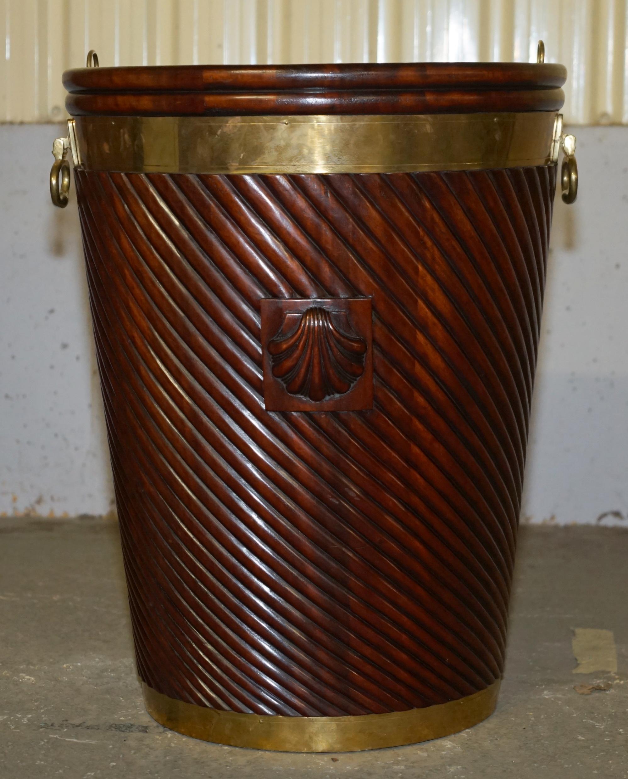 PAR EXTRA GRANDE DE CUCHARONES DE ANTÍCOLA IRLANDESA DE LATÓN Y MADERA DURA Italiano en venta