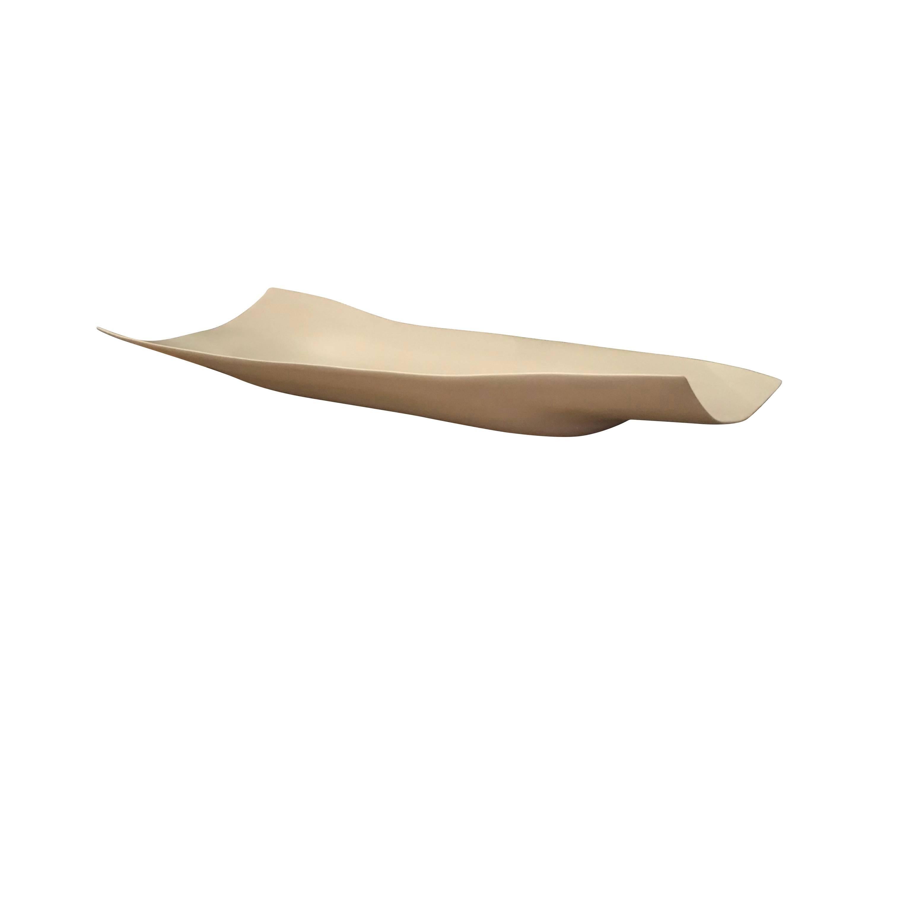 Contemporary Italian handmade elongated porcelain tray with a curled shape.
Great centrepiece for dining table.
 