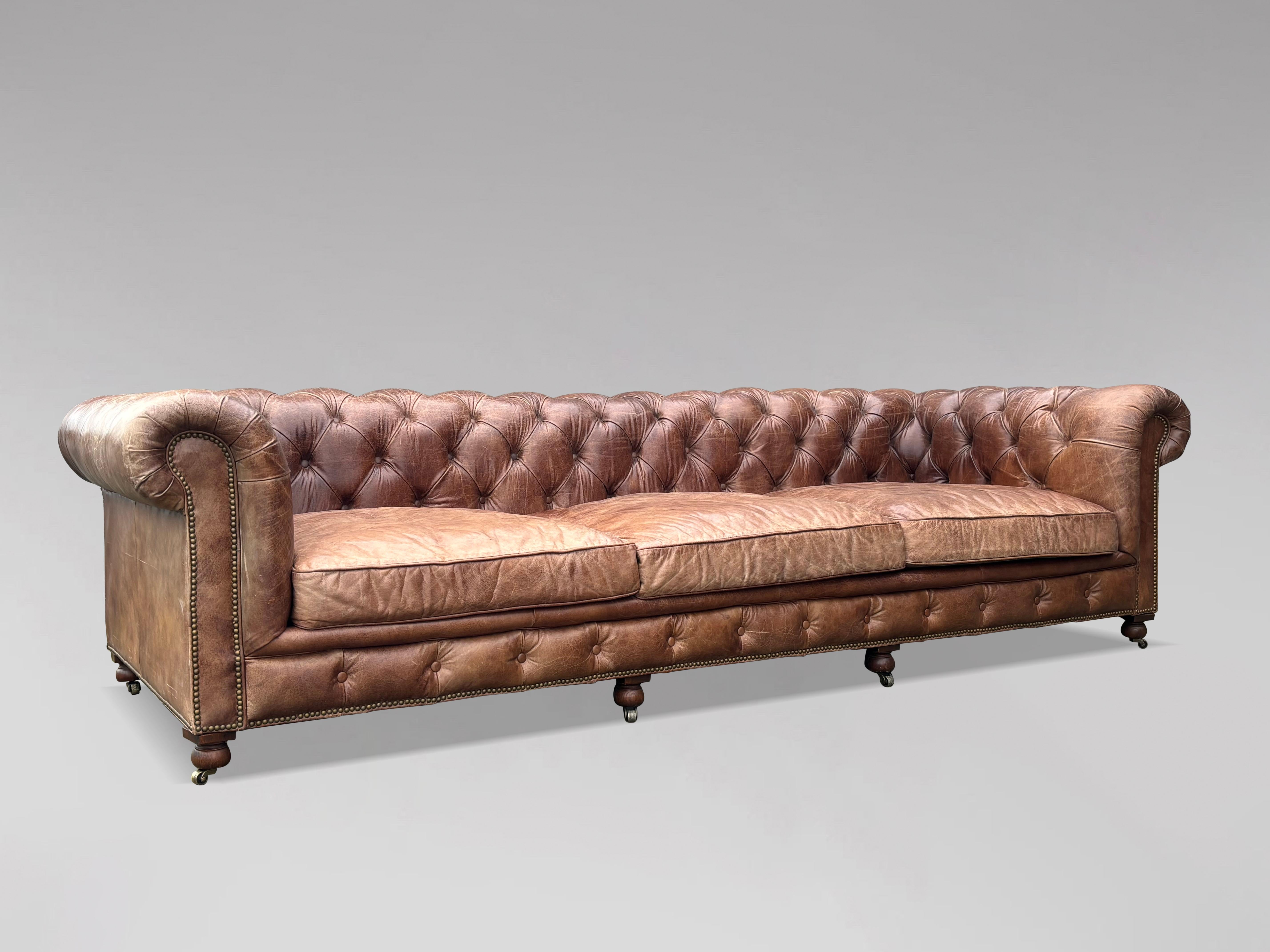 Très grand canapé Chesterfield en cuir marron de qualité du 20e siècle 4