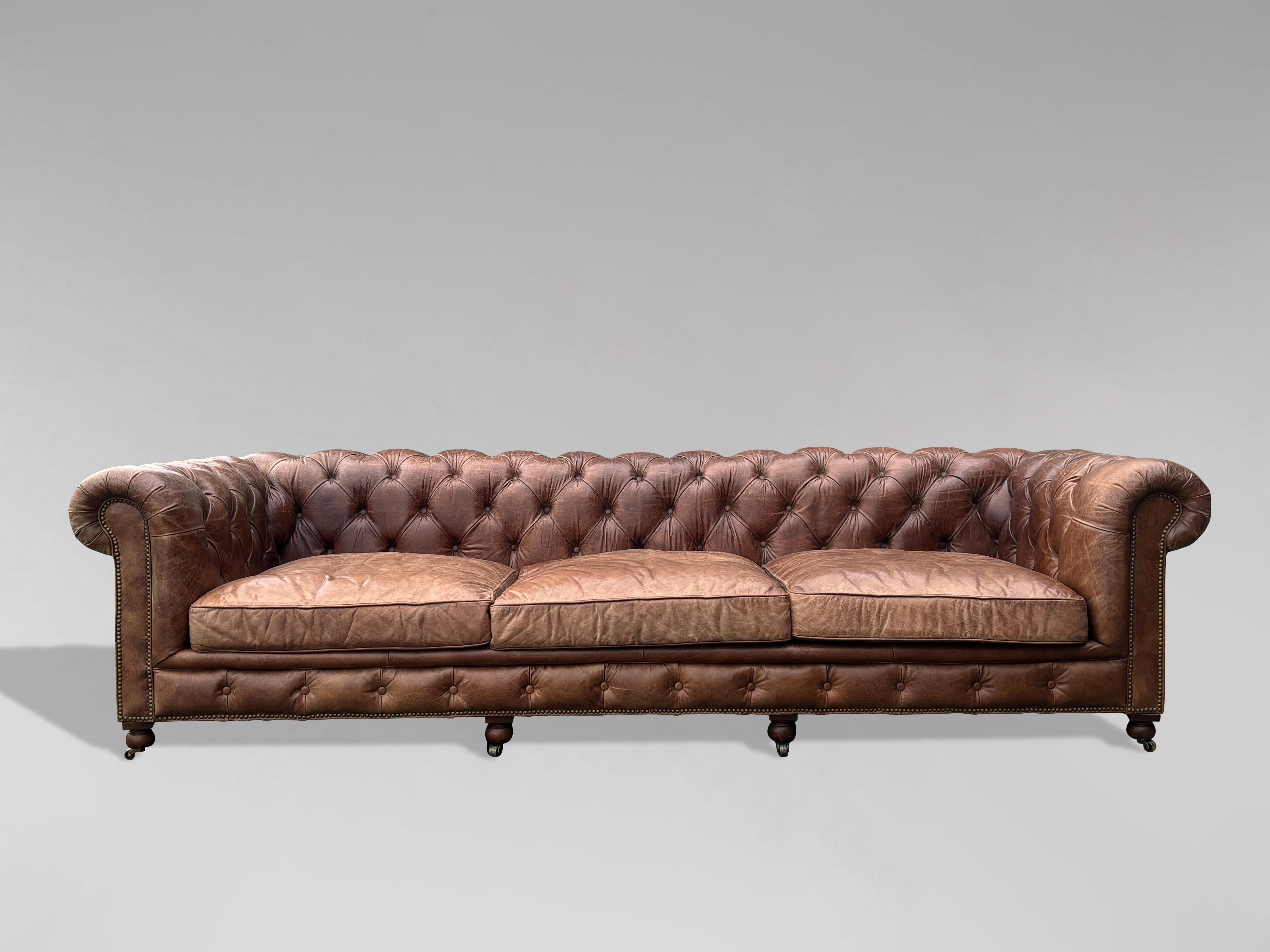 Superbe qualité et rare canapé Chesterfield surdimensionné en cuir marron à trois places du XXe siècle.

Cet exceptionnel canapé Chesterfield anglais, fabriqué vers 1980, est une rare pièce surdimensionnée à trois places de superbe qualité.