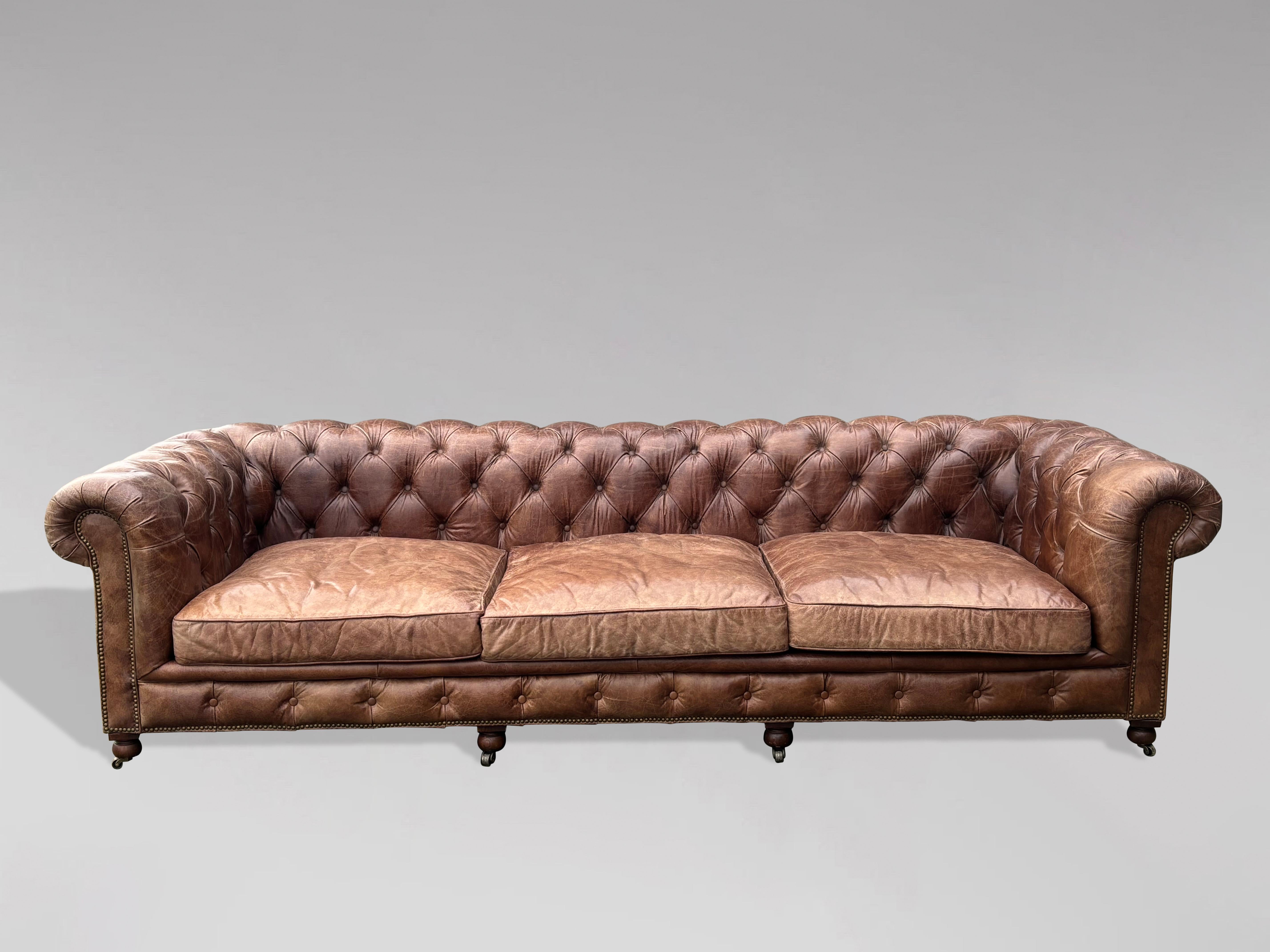 Britannique Très grand canapé Chesterfield en cuir marron de qualité du 20e siècle