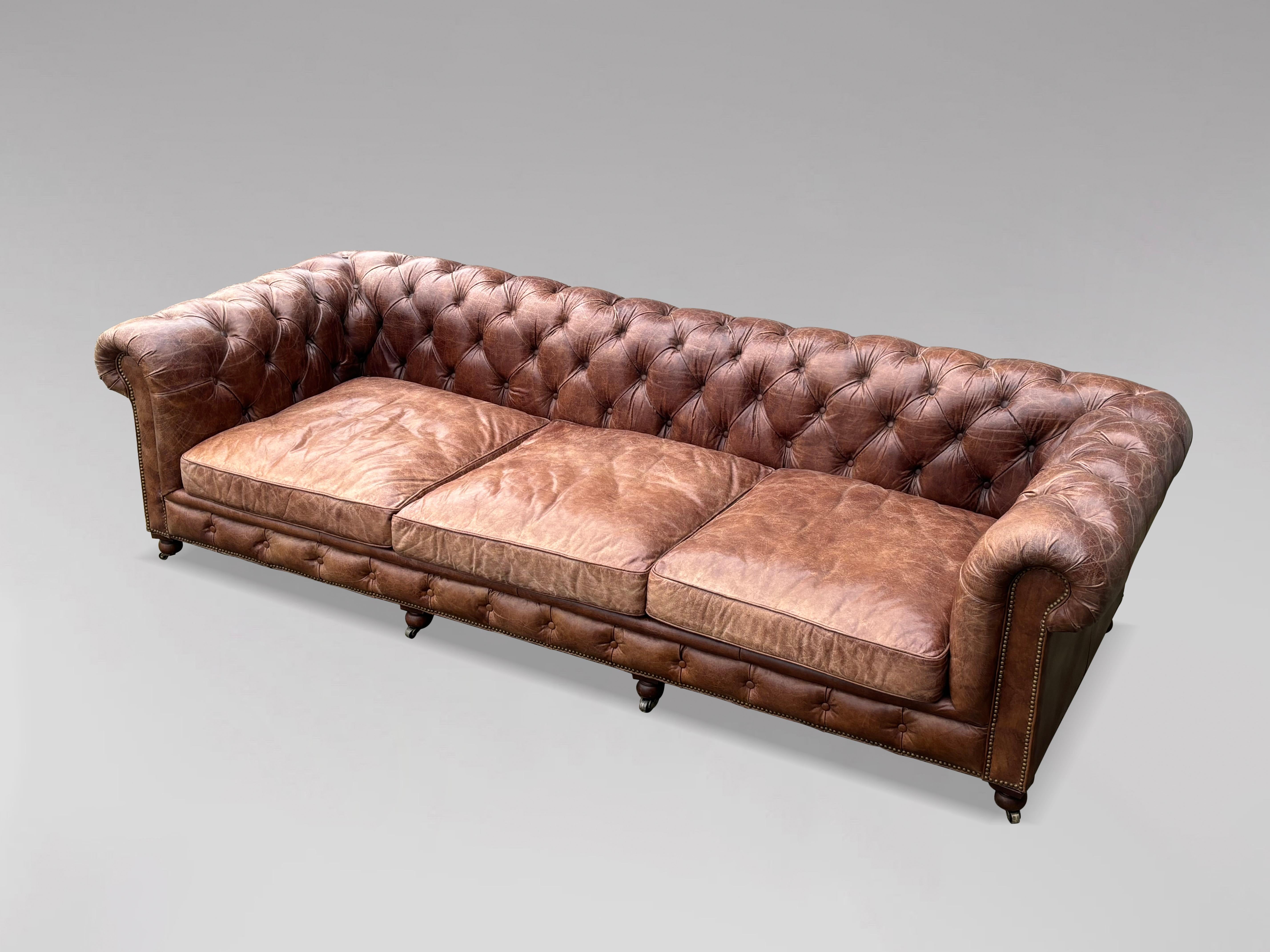 Fait main Très grand canapé Chesterfield en cuir marron de qualité du 20e siècle