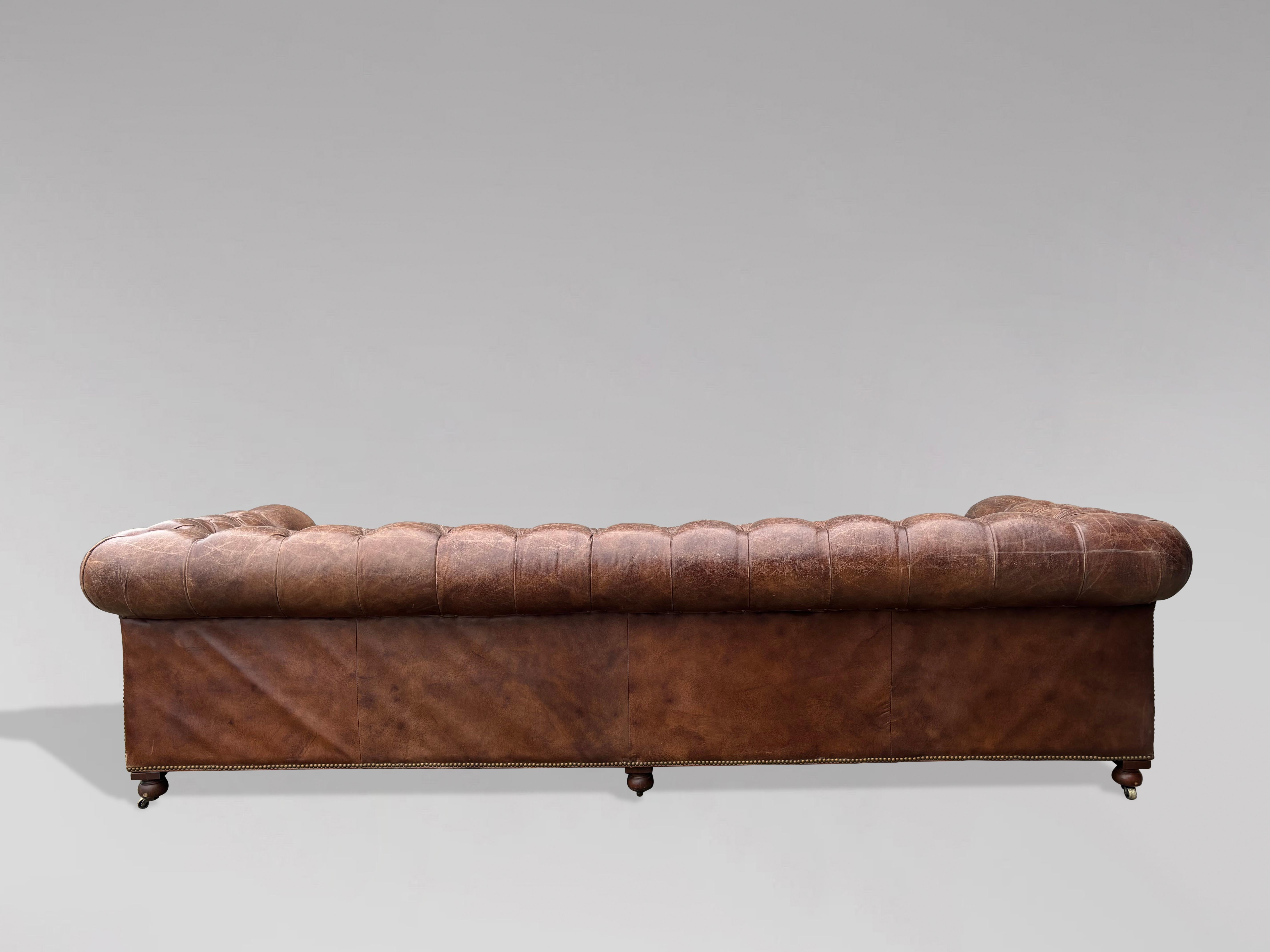 Très grand canapé Chesterfield en cuir marron de qualité du 20e siècle Bon état à Petworth,West Sussex, GB
