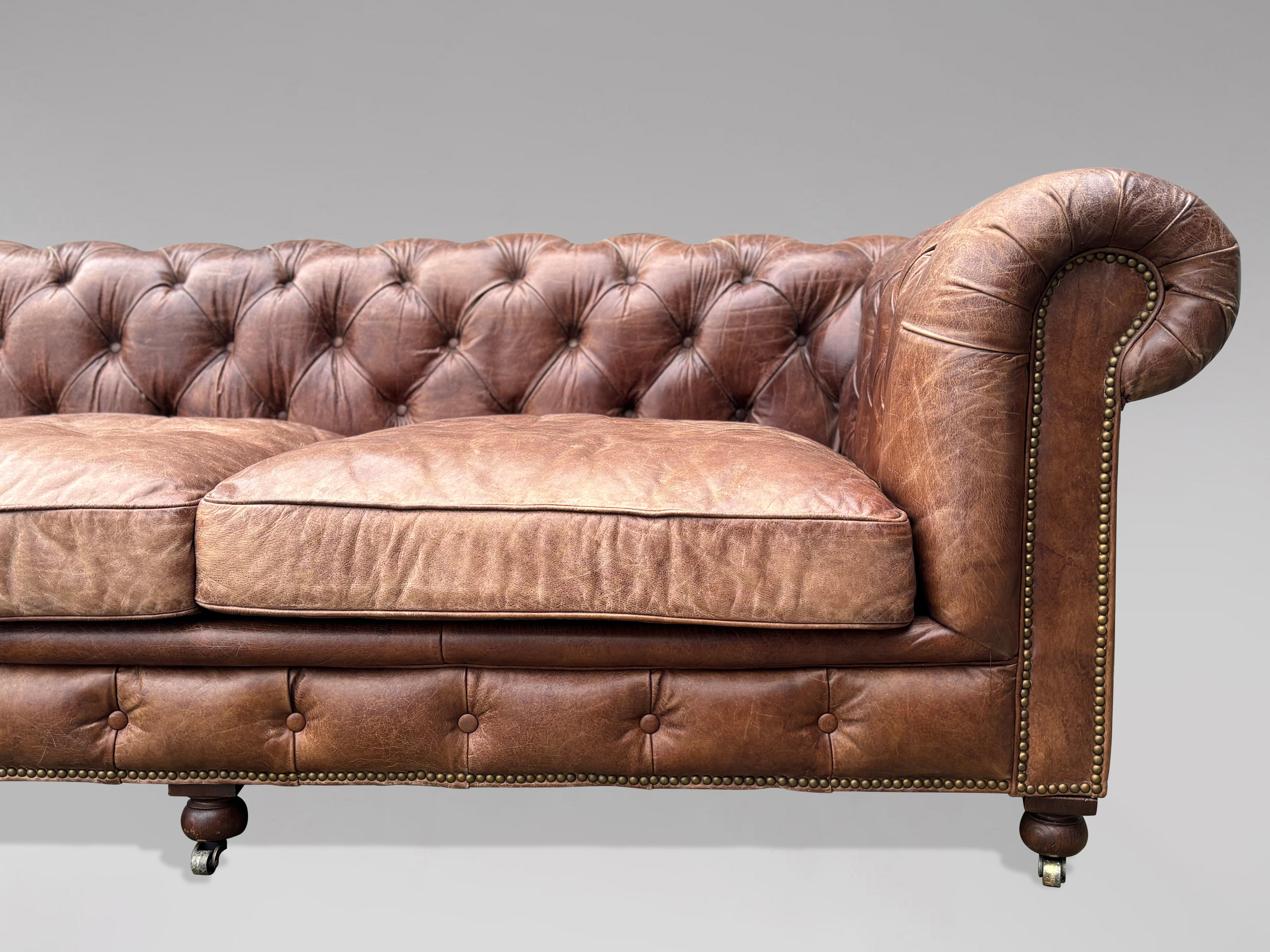 20ième siècle Très grand canapé Chesterfield en cuir marron de qualité du 20e siècle