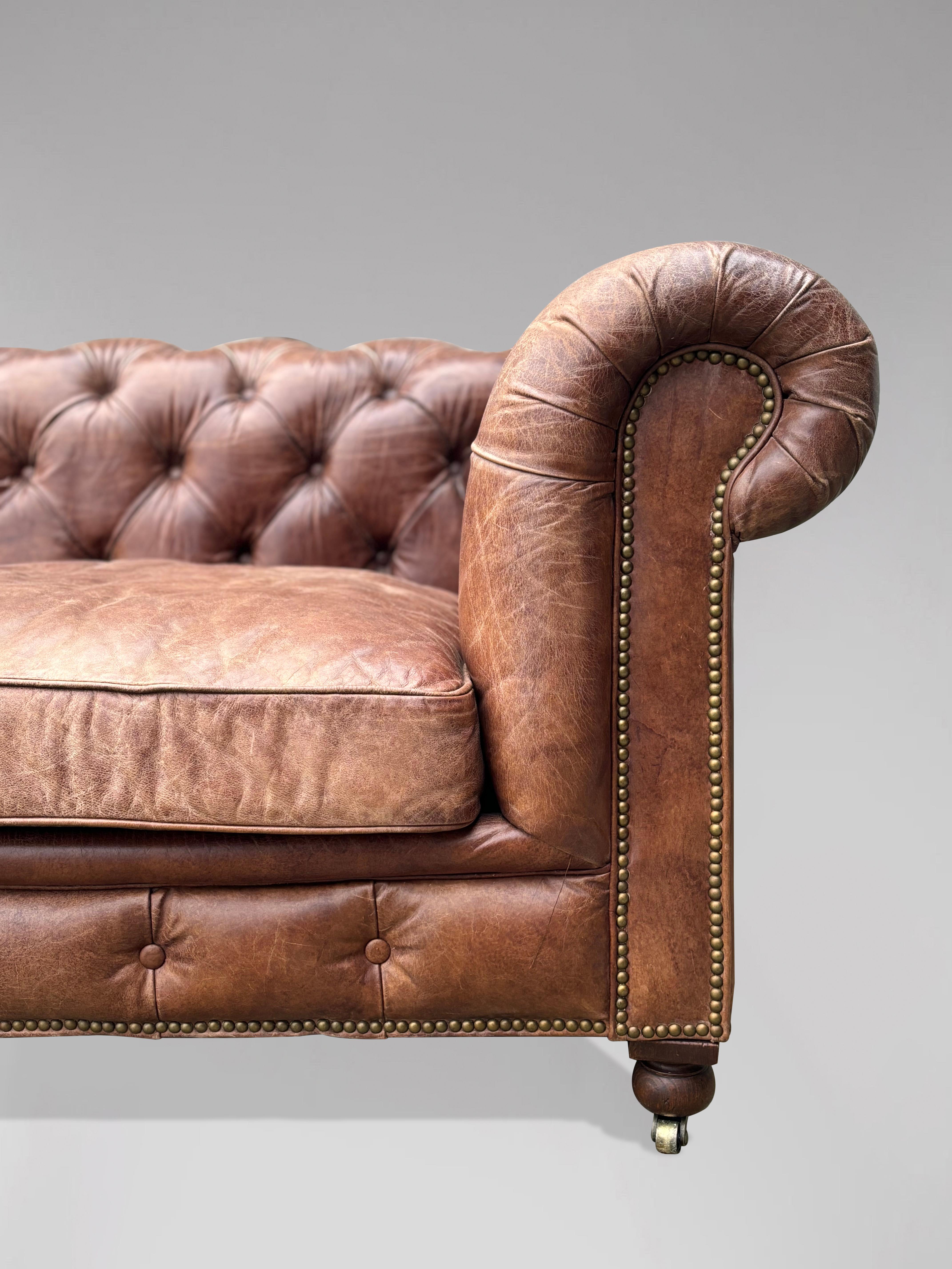 Cuir Très grand canapé Chesterfield en cuir marron de qualité du 20e siècle