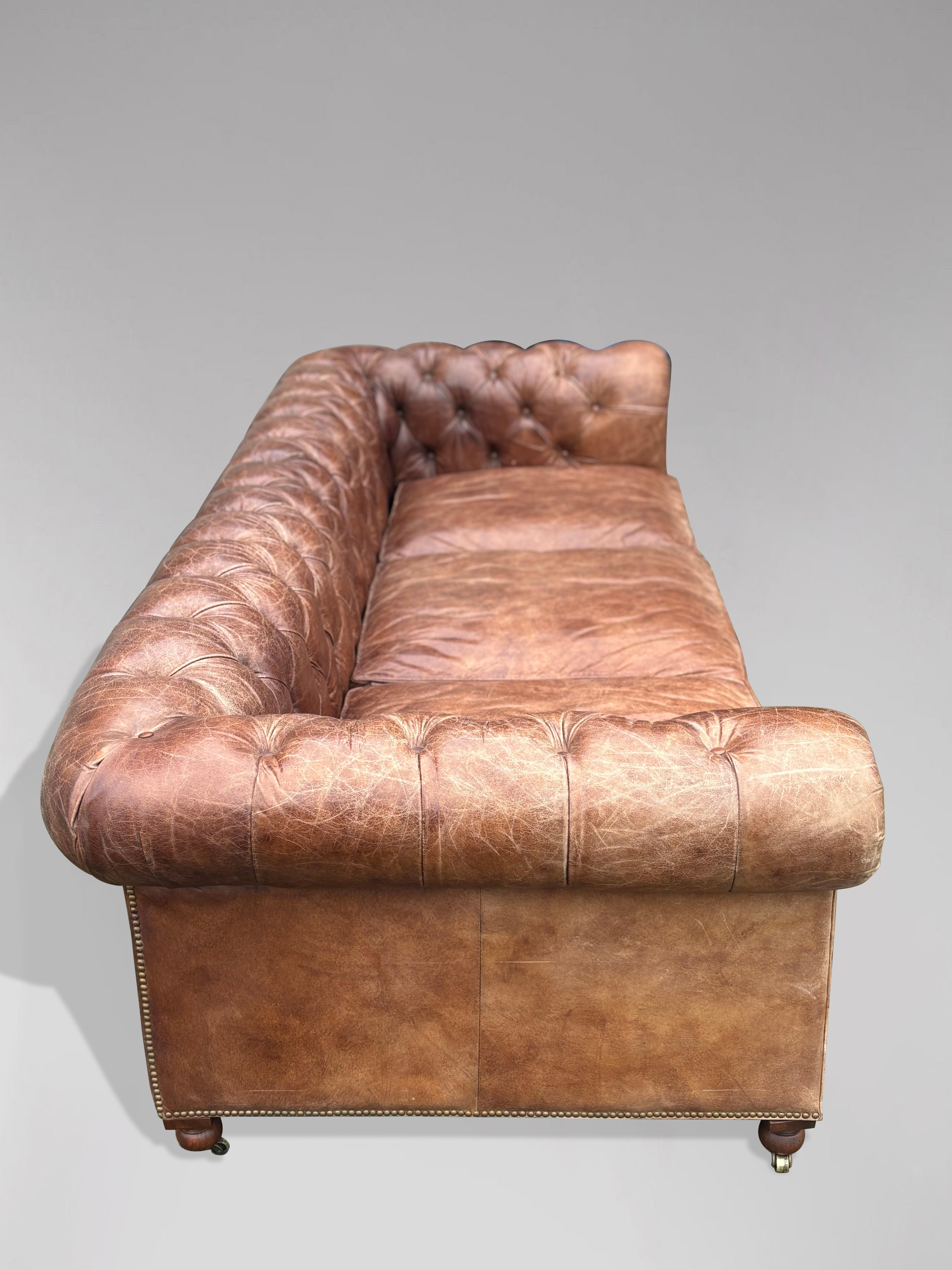 Très grand canapé Chesterfield en cuir marron de qualité du 20e siècle 1