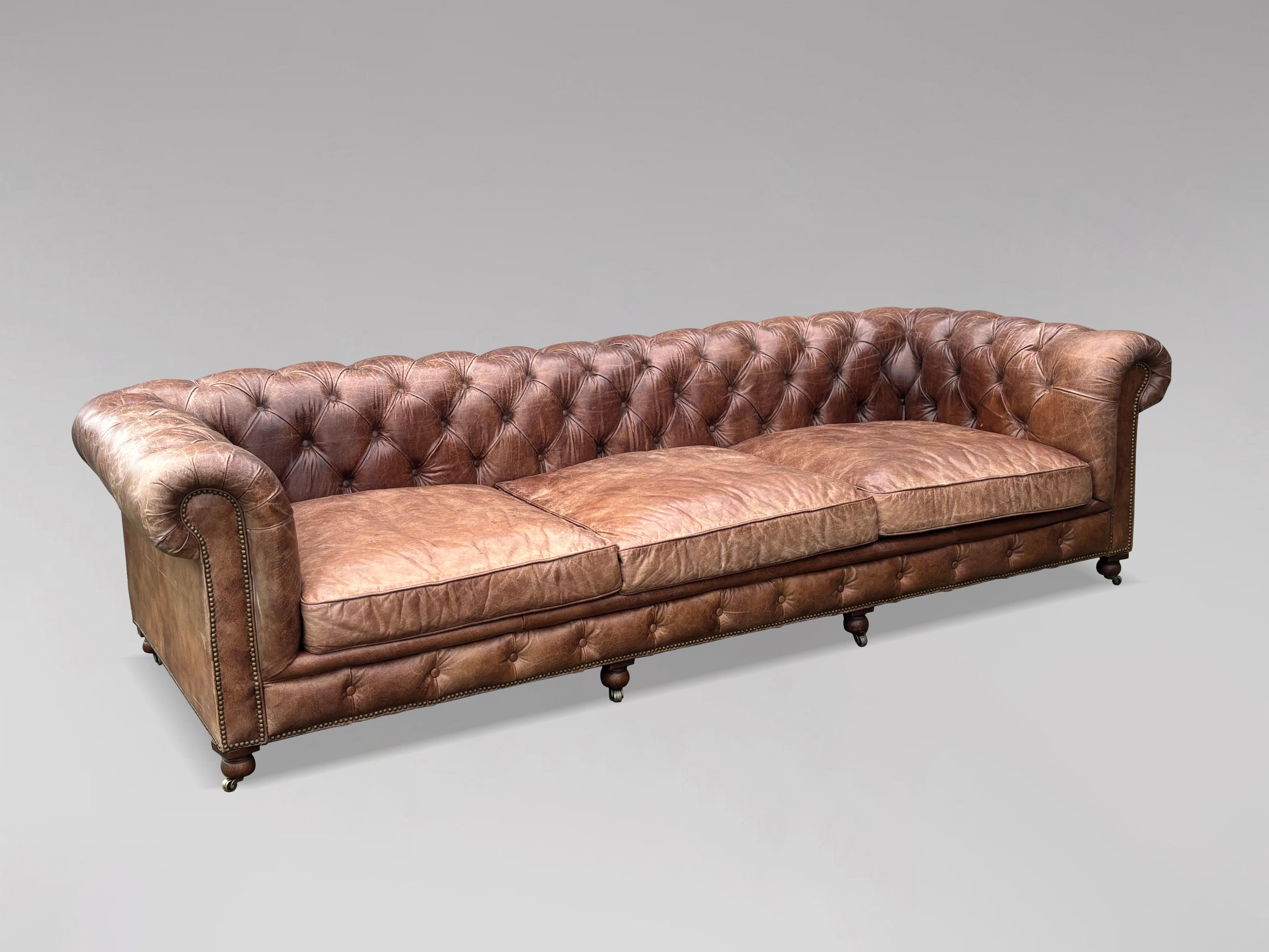 Très grand canapé Chesterfield en cuir marron de qualité du 20e siècle 2