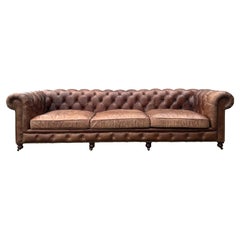 Très grand canapé Chesterfield en cuir marron de qualité du 20e siècle