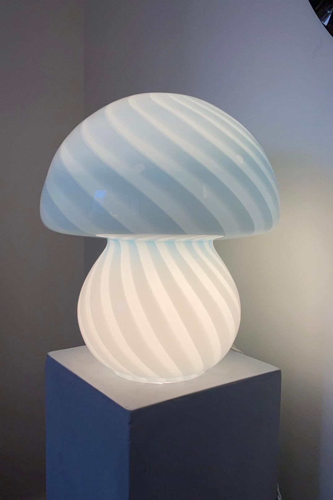 Large vintage Murano mushroom table lamp in a delicate blue shade. Mouth blown in a single piece of glass in a rare shape with a swirl pattern. Handmade in Italy, 1960s/70s. H:37 cm D: 34 cm?.
 