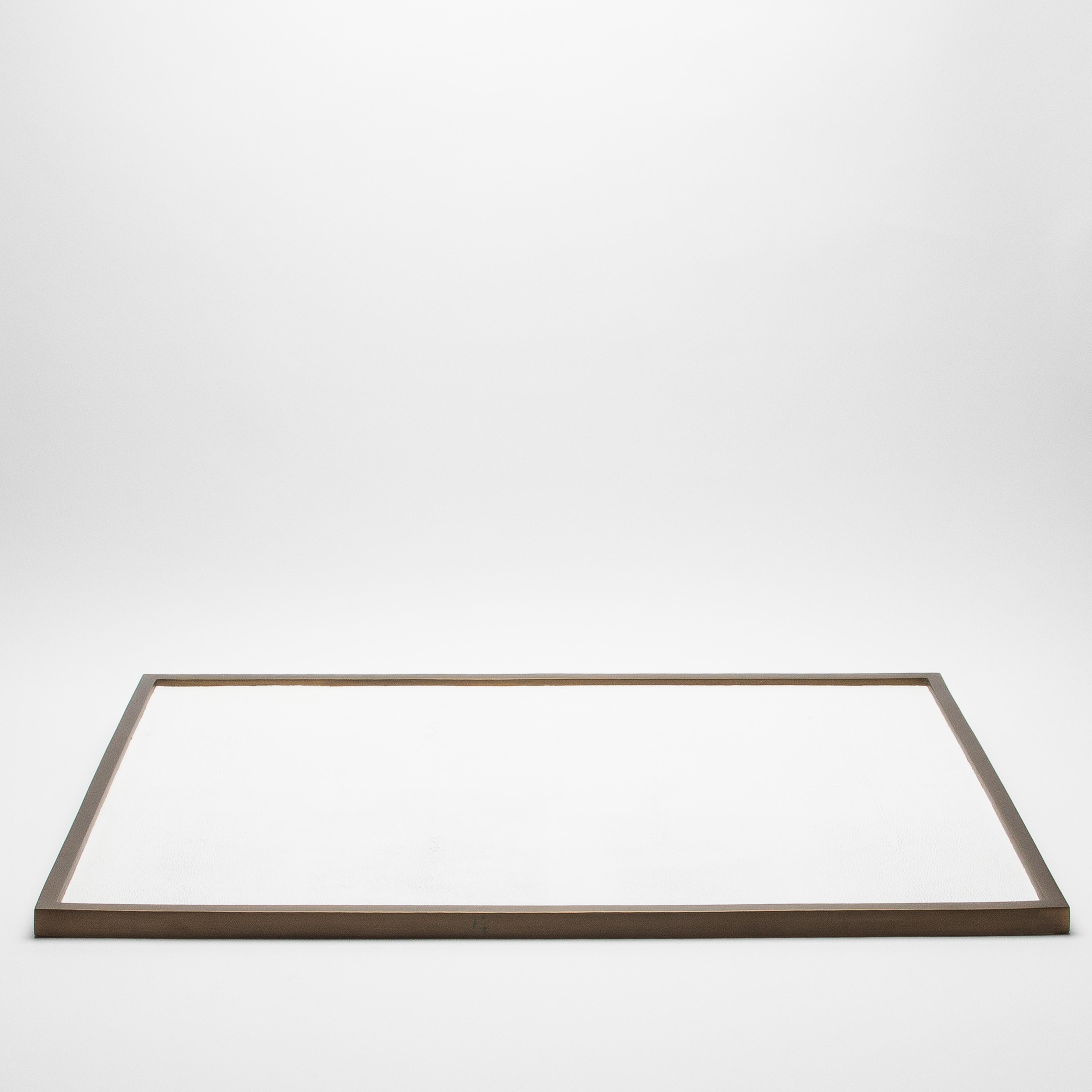 Art déco Très grand plateau rectangulaire en galuchat et laiton patiné bronze par Kifu Paris en vente