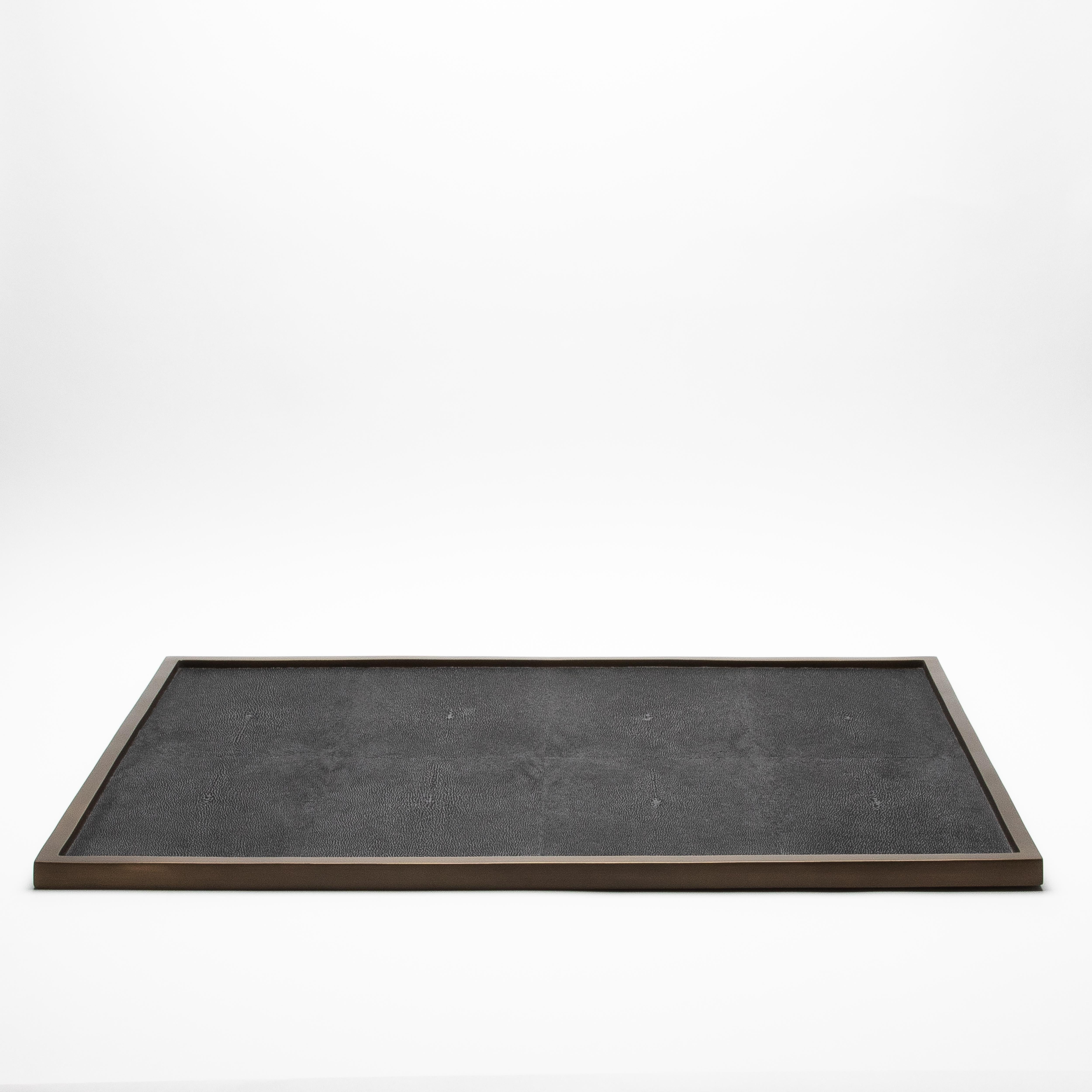 Art déco Très grand plateau rectangulaire en galuchat et laiton patiné bronze par Kifu Paris en vente
