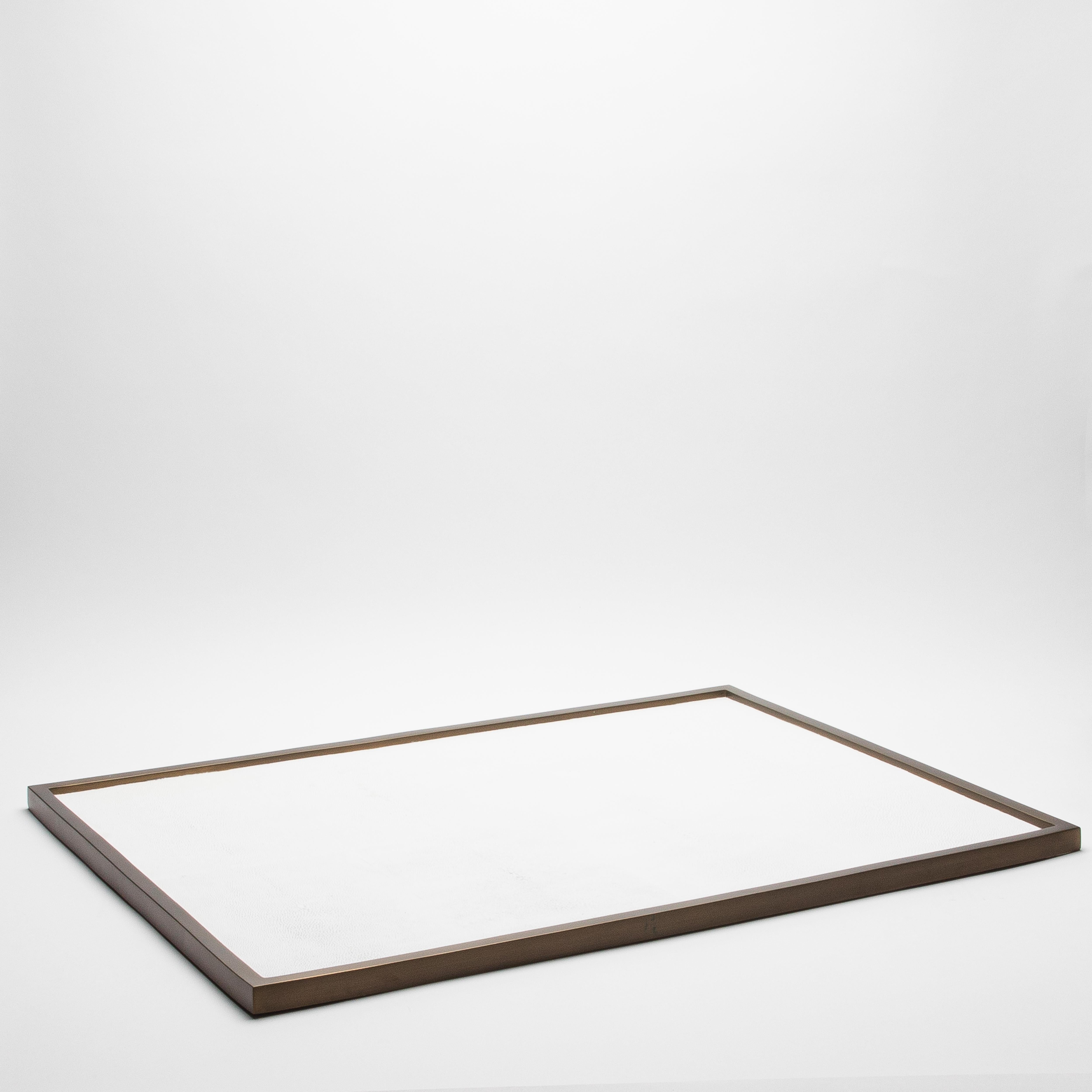 Philippin Très grand plateau rectangulaire en galuchat et laiton patiné bronze par Kifu Paris en vente