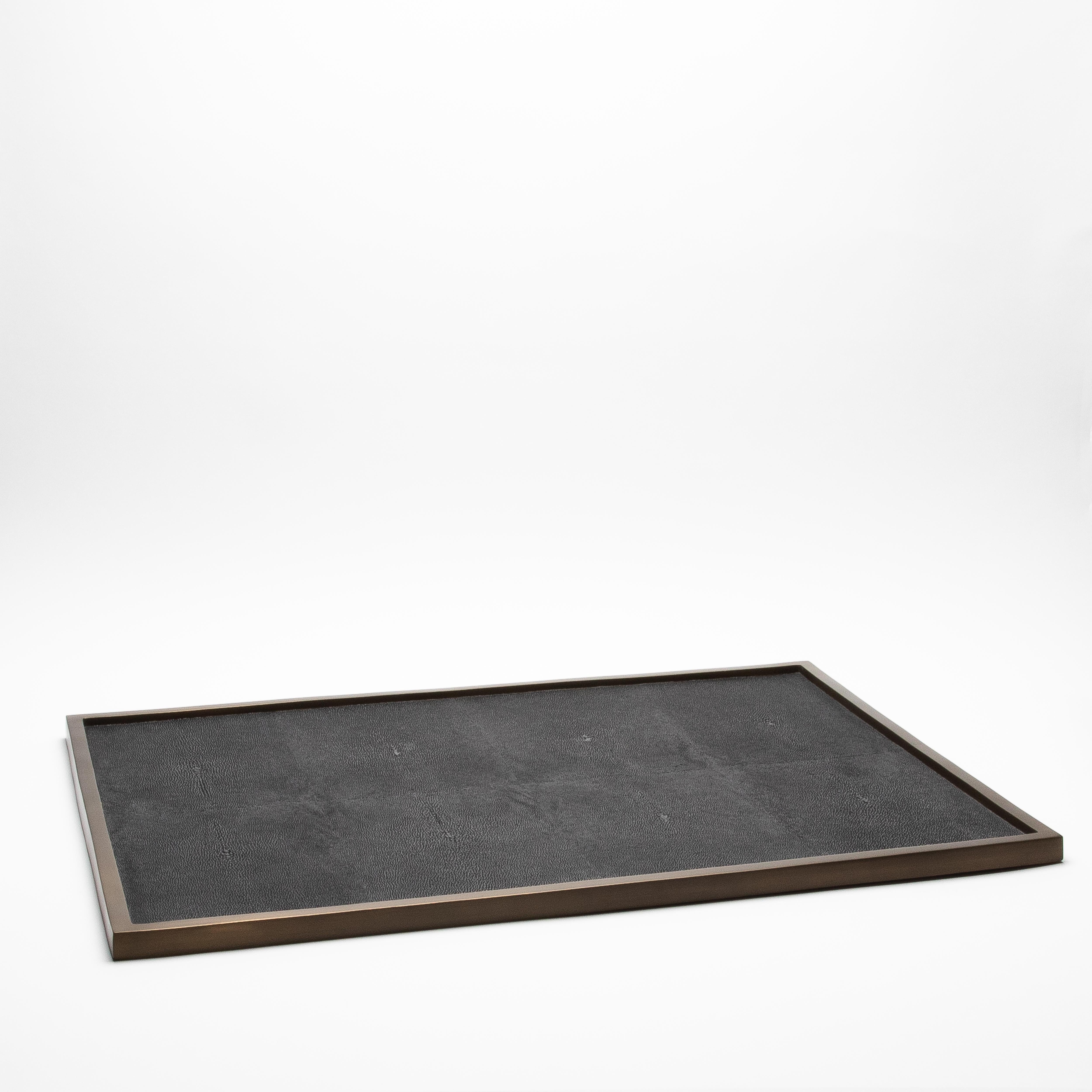 Philippin Très grand plateau rectangulaire en galuchat et laiton patiné bronze par Kifu Paris en vente