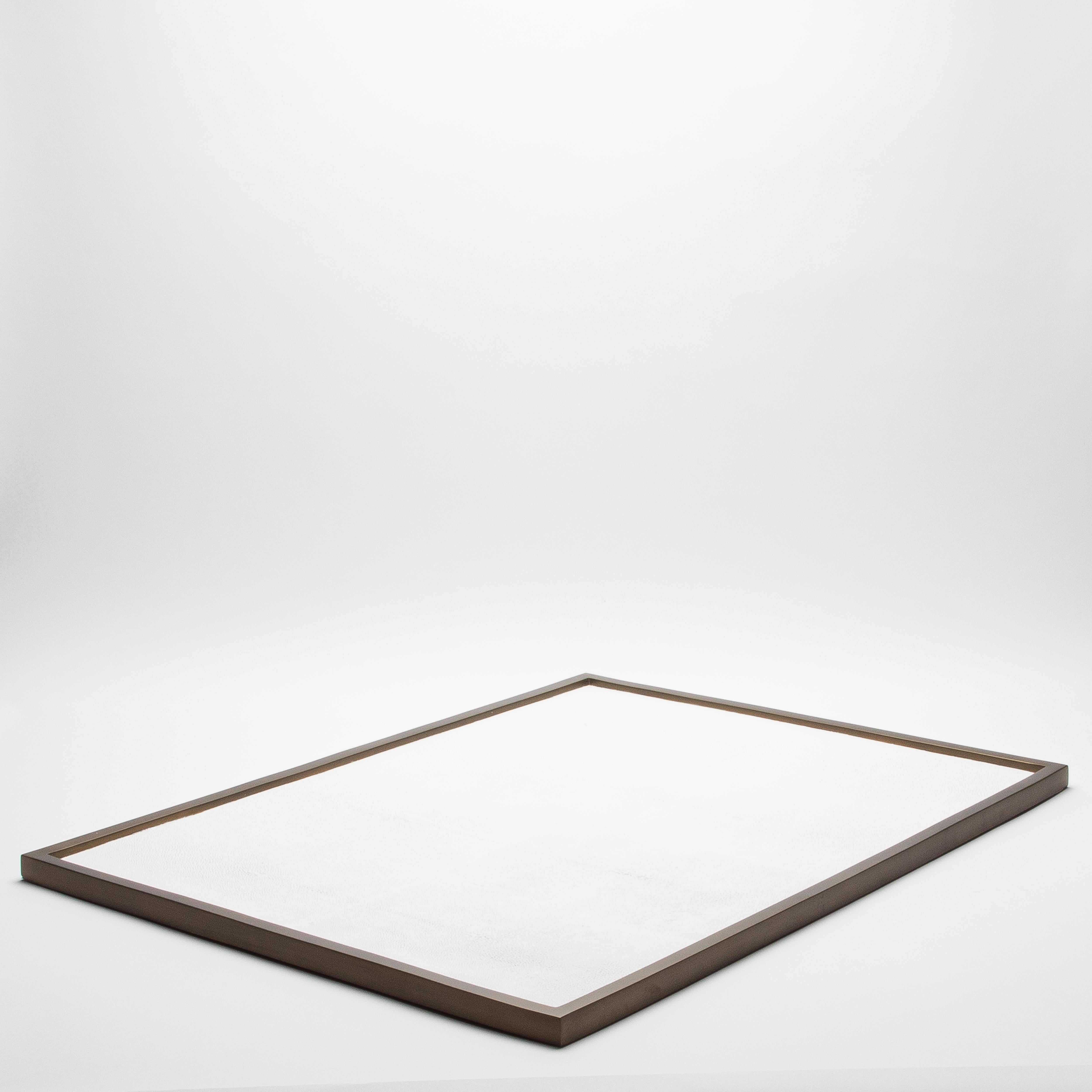 Fait main Très grand plateau rectangulaire en galuchat et laiton patiné bronze par Kifu Paris en vente