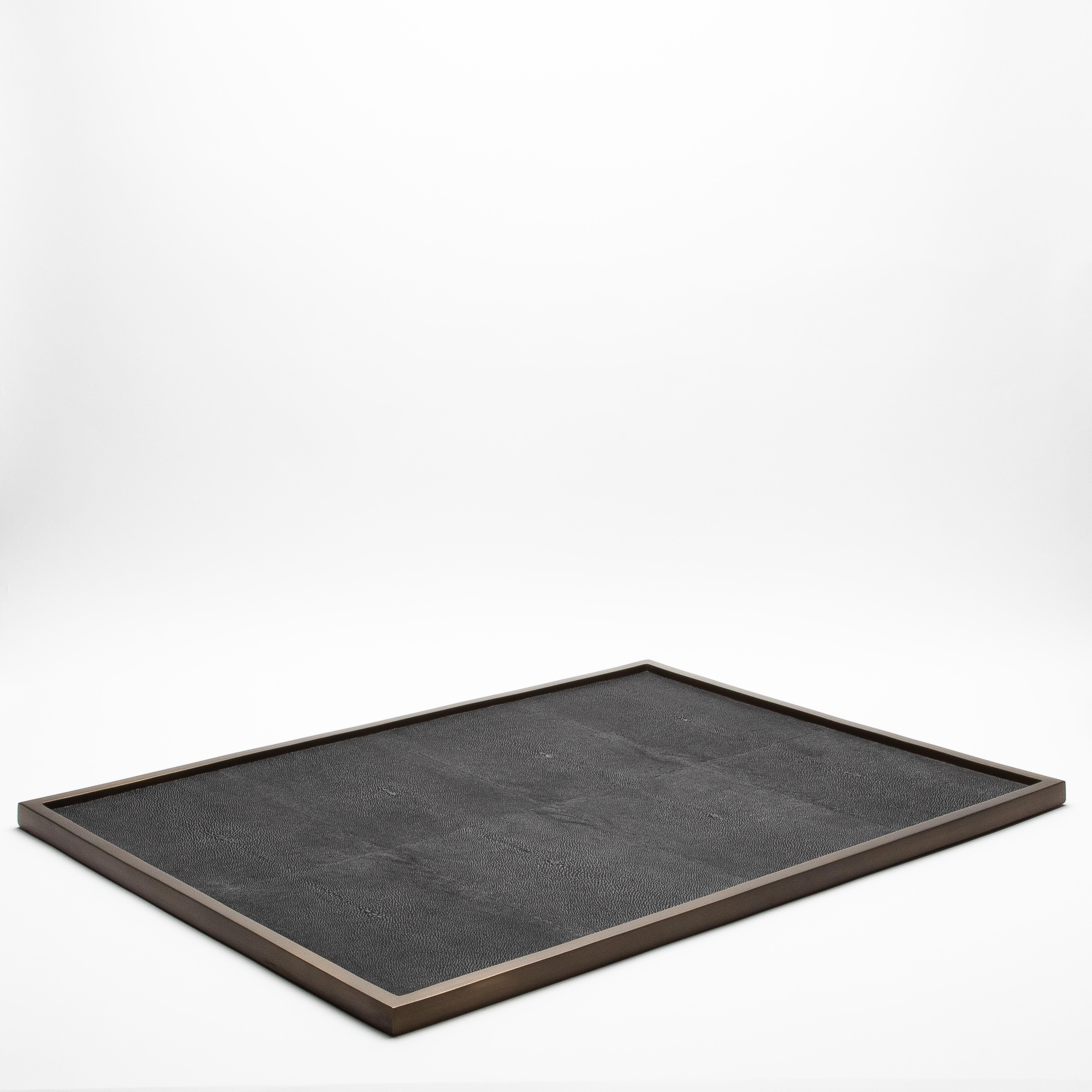 Fait main Très grand plateau rectangulaire en galuchat et laiton patiné bronze par Kifu Paris en vente