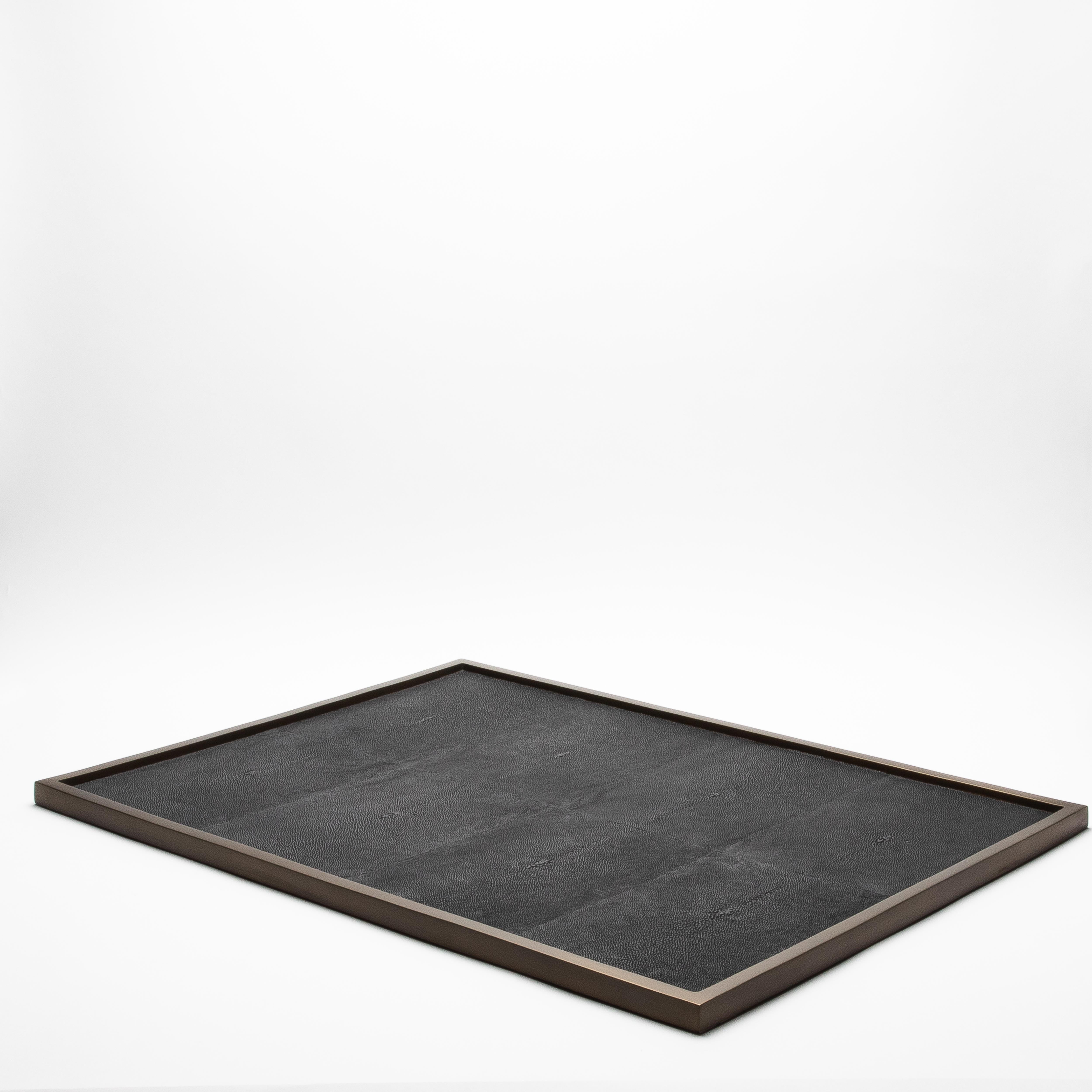 Très grand plateau rectangulaire en galuchat et laiton patiné bronze par Kifu Paris Neuf - En vente à West Hollywood, CA