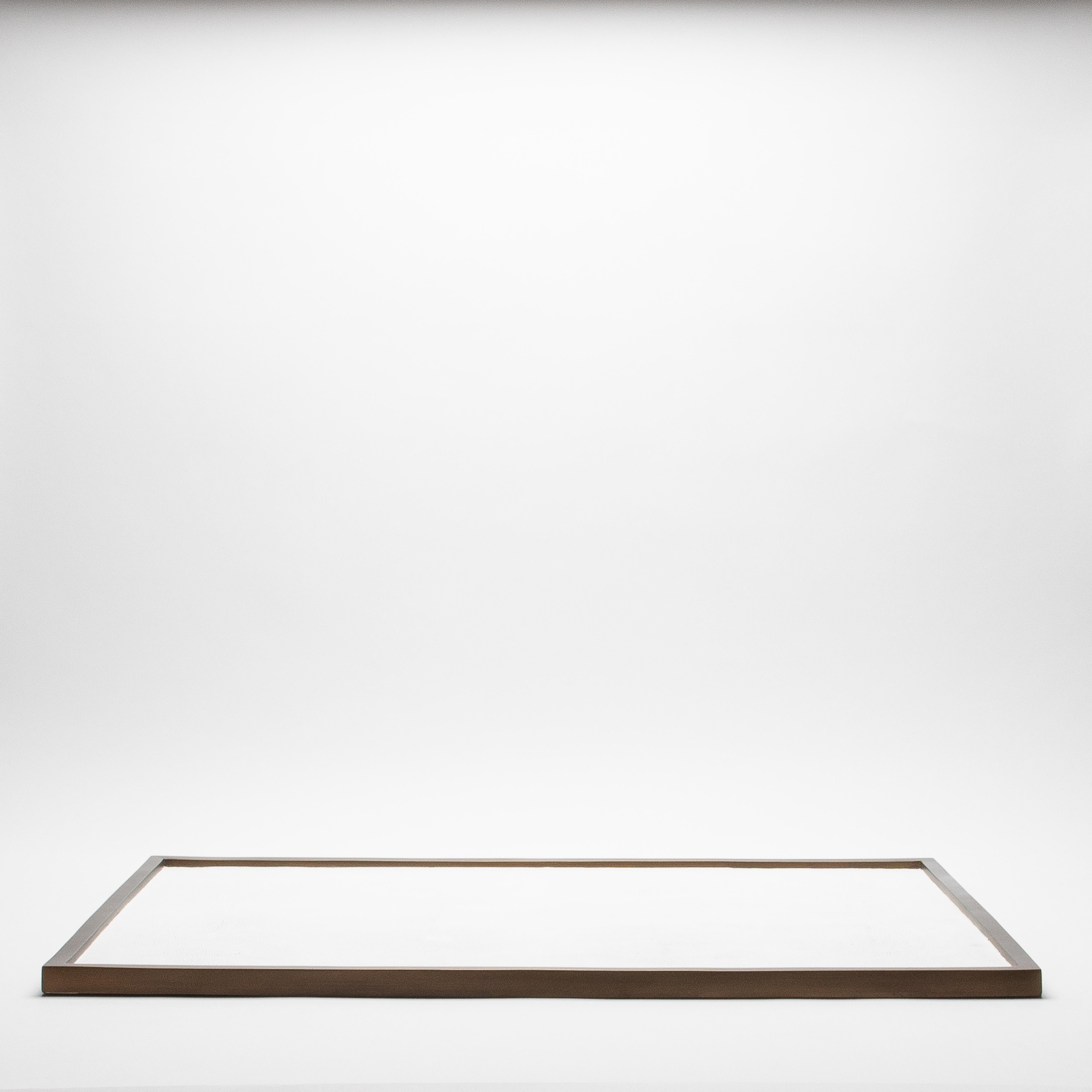 XXIe siècle et contemporain Très grand plateau rectangulaire en galuchat et laiton patiné bronze par Kifu Paris en vente