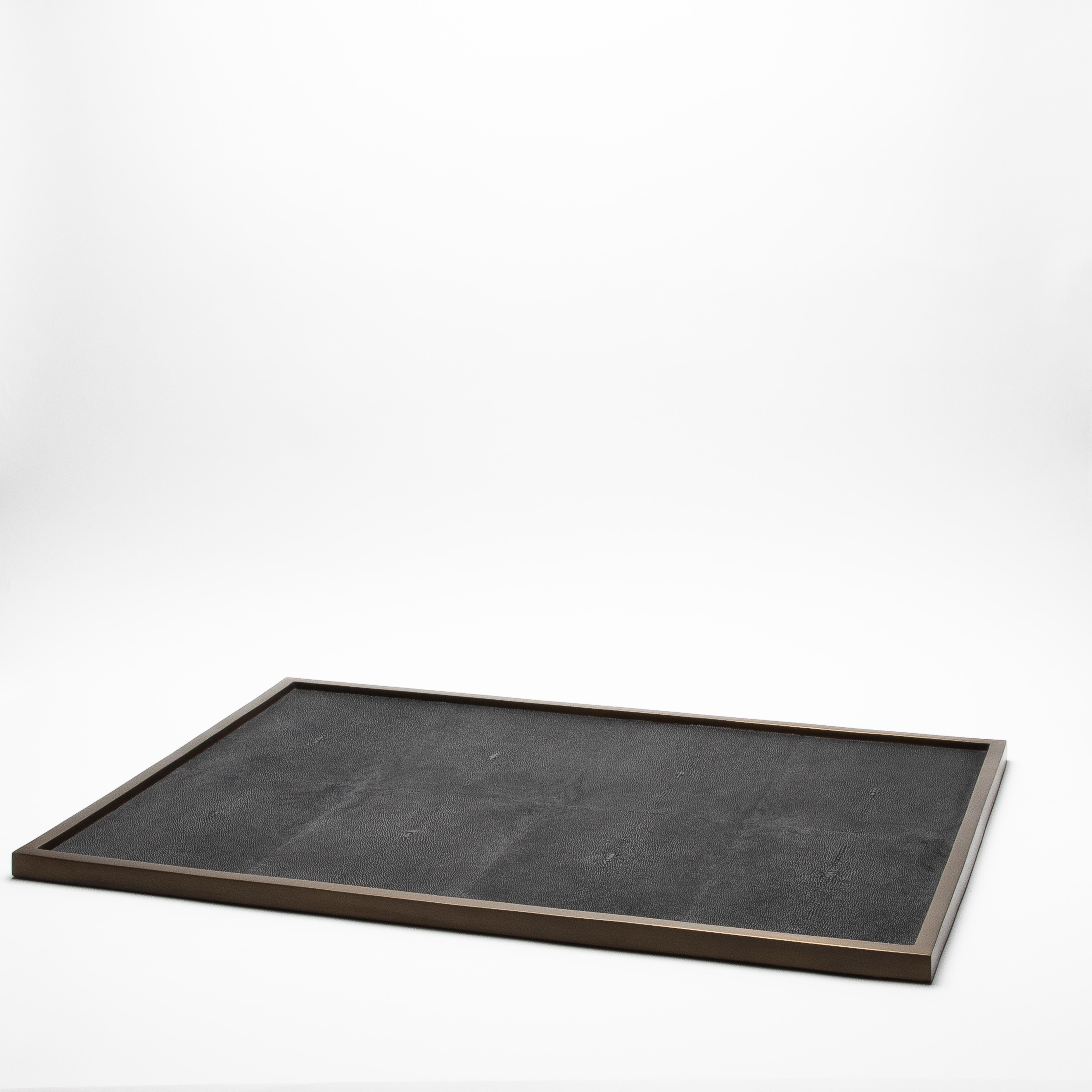 XXIe siècle et contemporain Très grand plateau rectangulaire en galuchat et laiton patiné bronze par Kifu Paris en vente