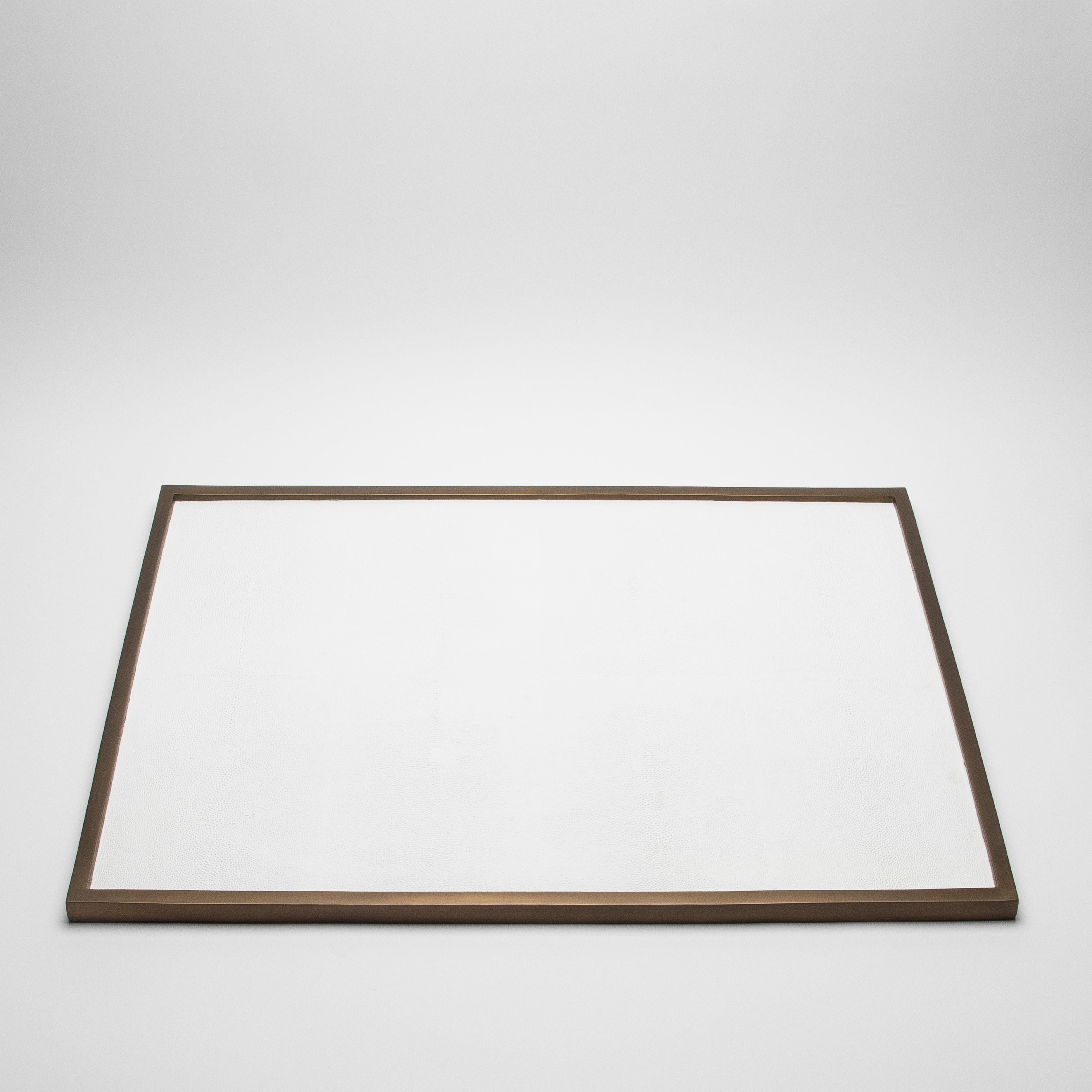 Laiton Très grand plateau rectangulaire en galuchat et laiton patiné bronze par Kifu Paris en vente