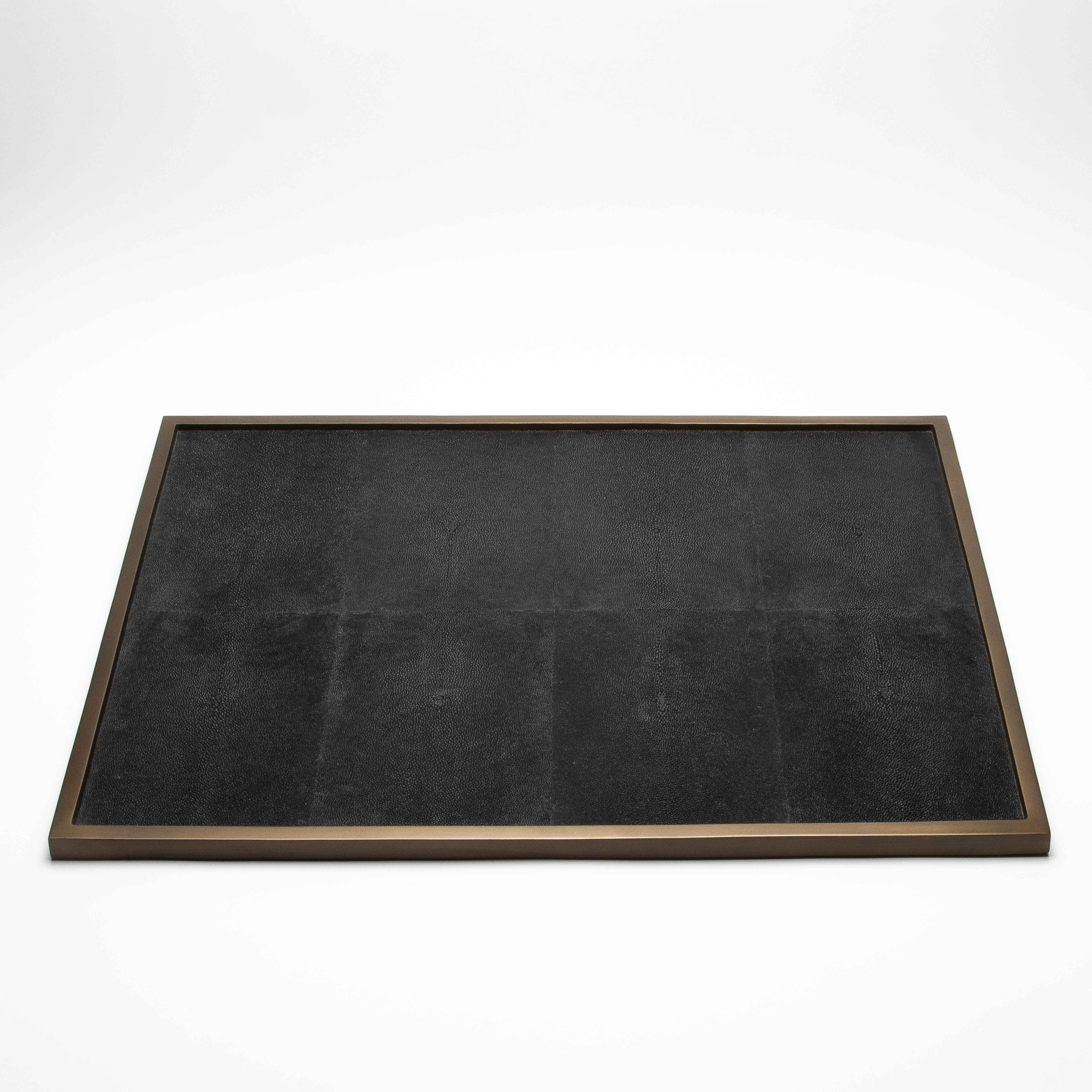 Laiton Très grand plateau rectangulaire en galuchat et laiton patiné bronze par Kifu Paris en vente